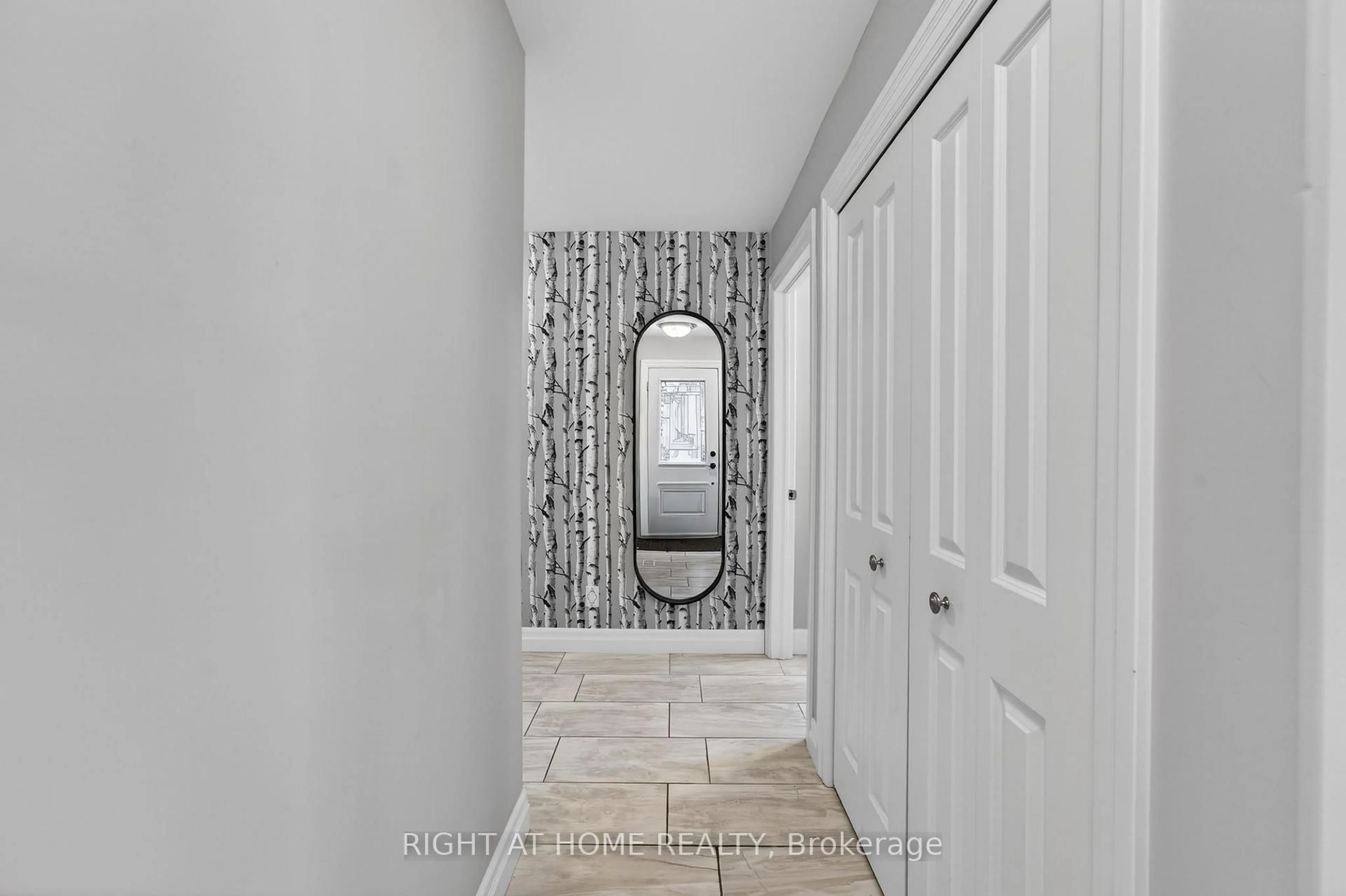 Indoor entryway for 107 Aspen Dr, Quinte West Ontario K8V 0E2