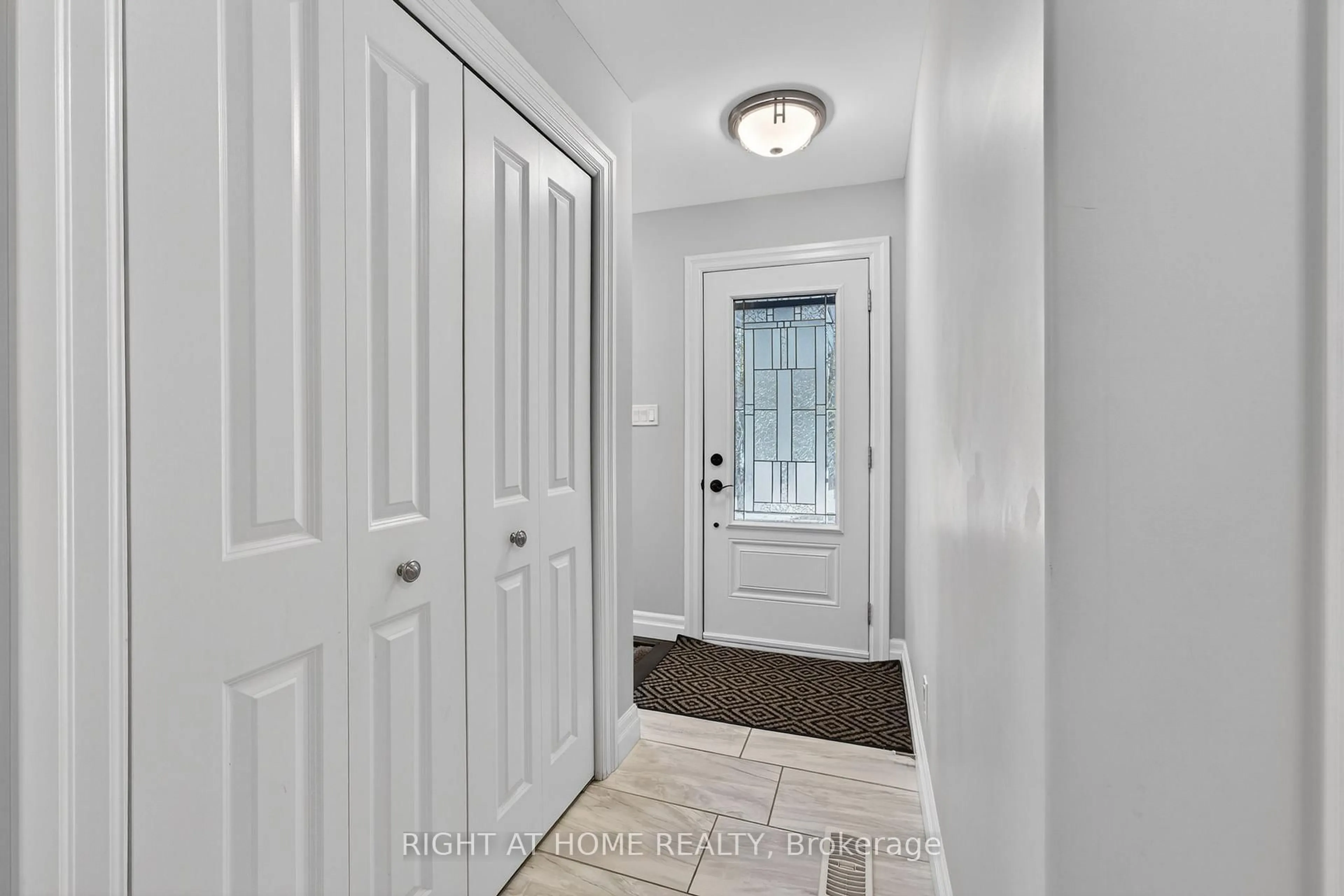Indoor entryway for 107 Aspen Dr, Quinte West Ontario K8V 0E2