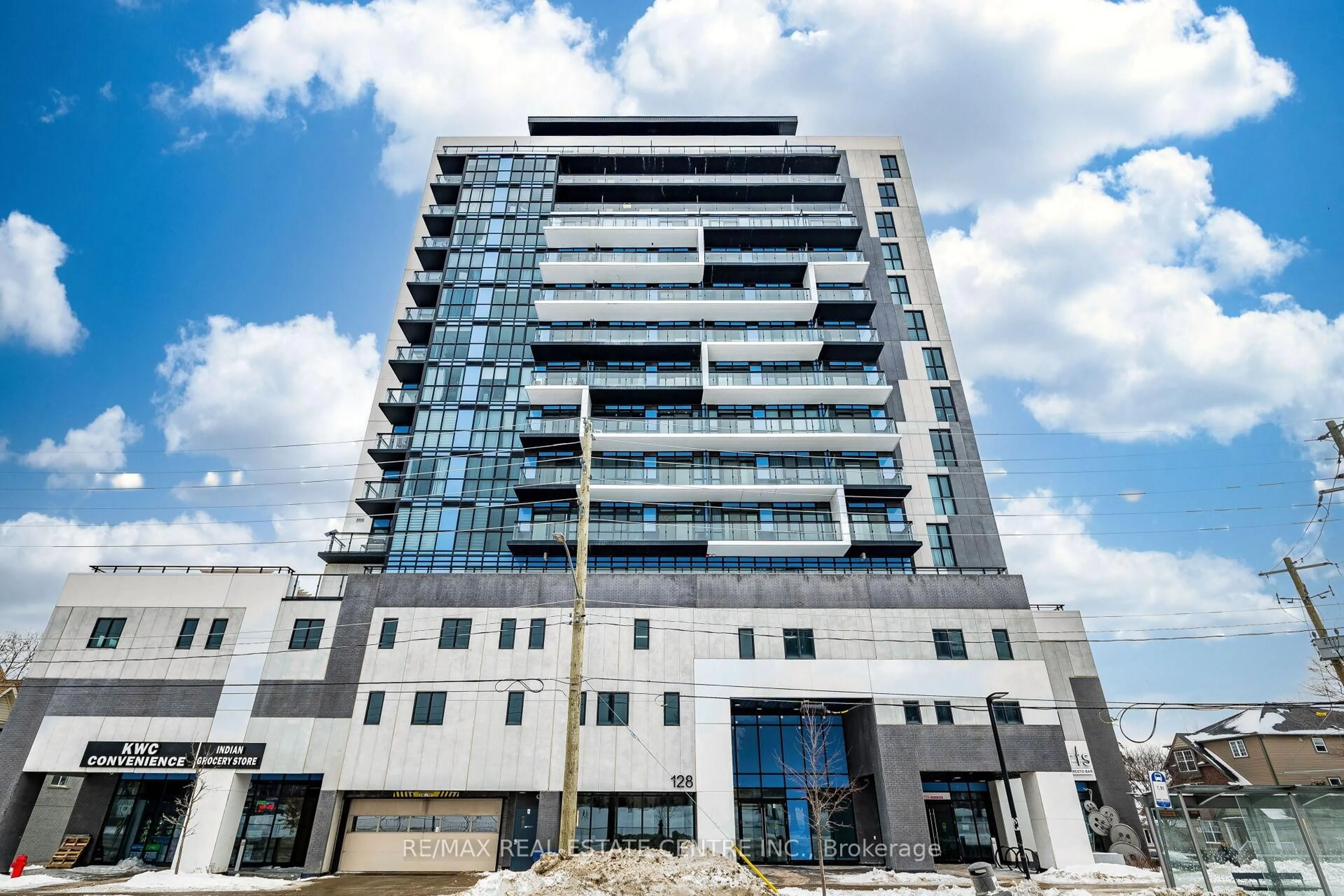 Indoor foyer for 128 King St #1007, Waterloo Ontario N2J 2X9