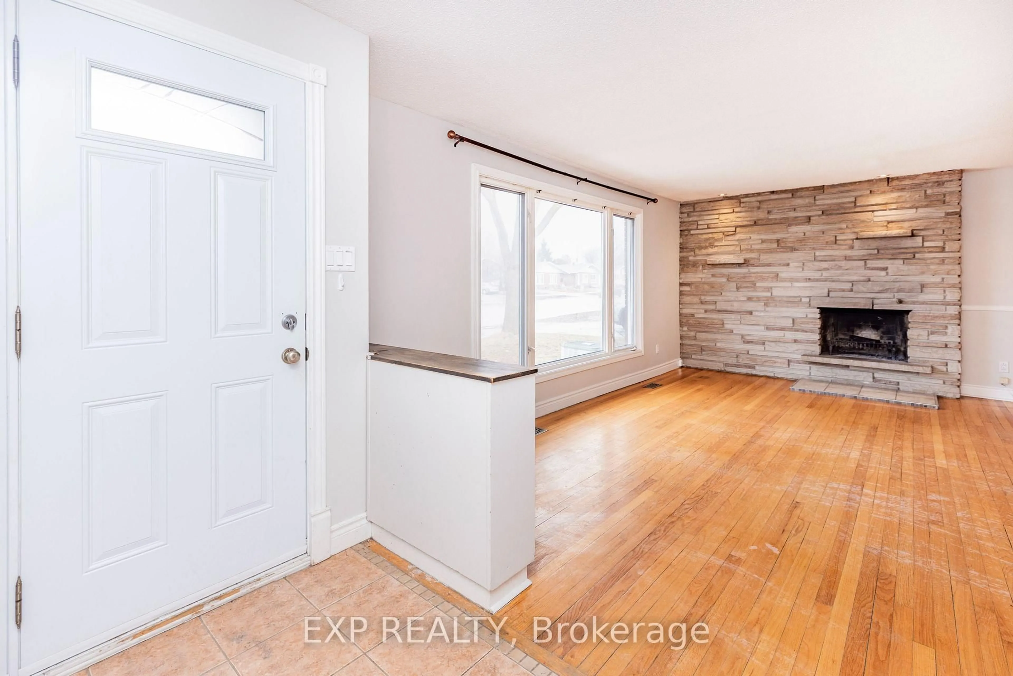 Indoor entryway for 1272 Maitland Ave, Ottawa Ontario K2C 2C6