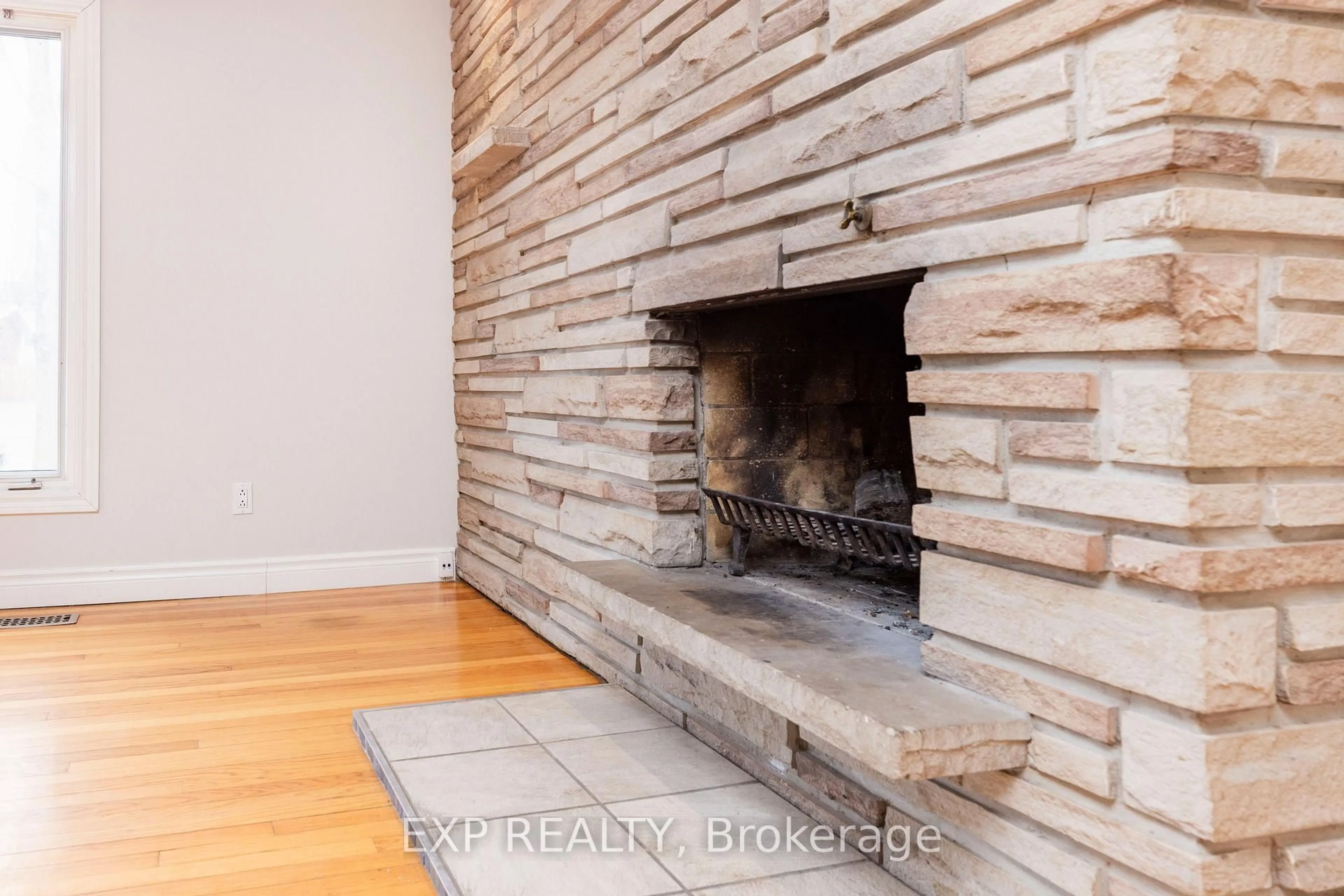 Indoor entryway for 1272 Maitland Ave, Ottawa Ontario K2C 2C6