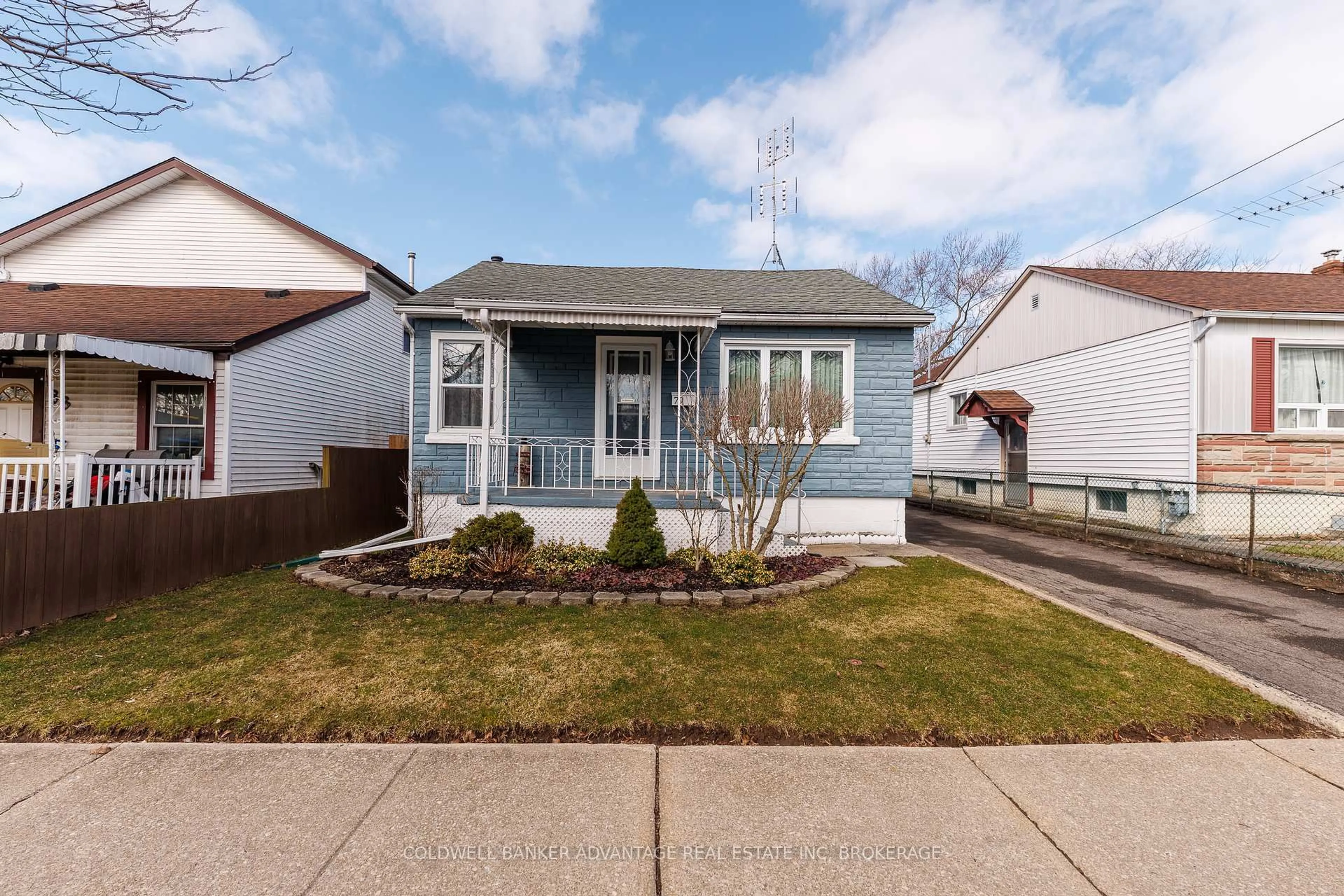 Home with vinyl exterior material, street for 79 Dunkirk Rd, Welland Ontario L3B 2N7