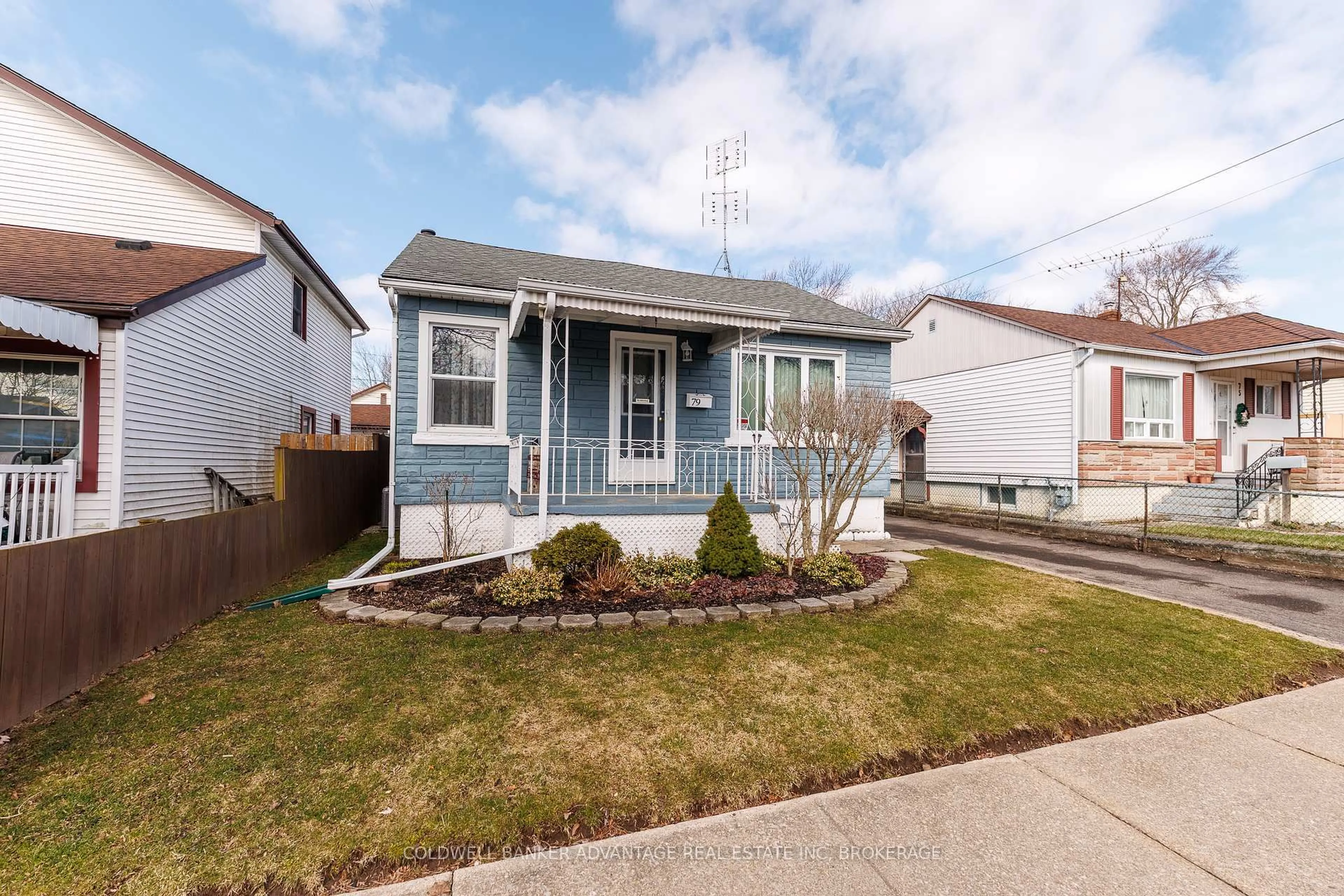 Home with vinyl exterior material, street for 79 Dunkirk Rd, Welland Ontario L3B 2N7