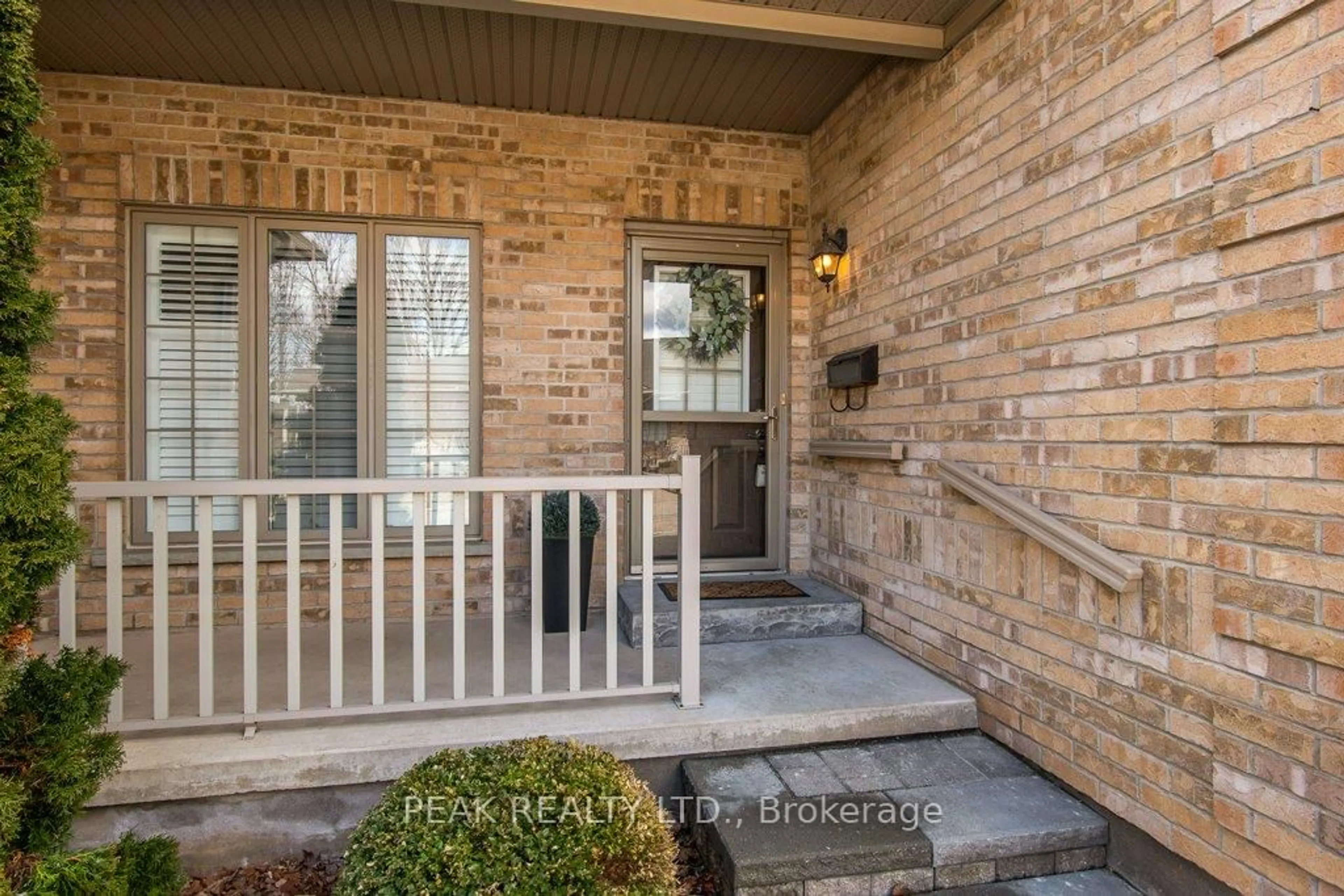 Indoor entryway for 900 Doon Village Rd #3, Kitchener Ontario N2P 1A4