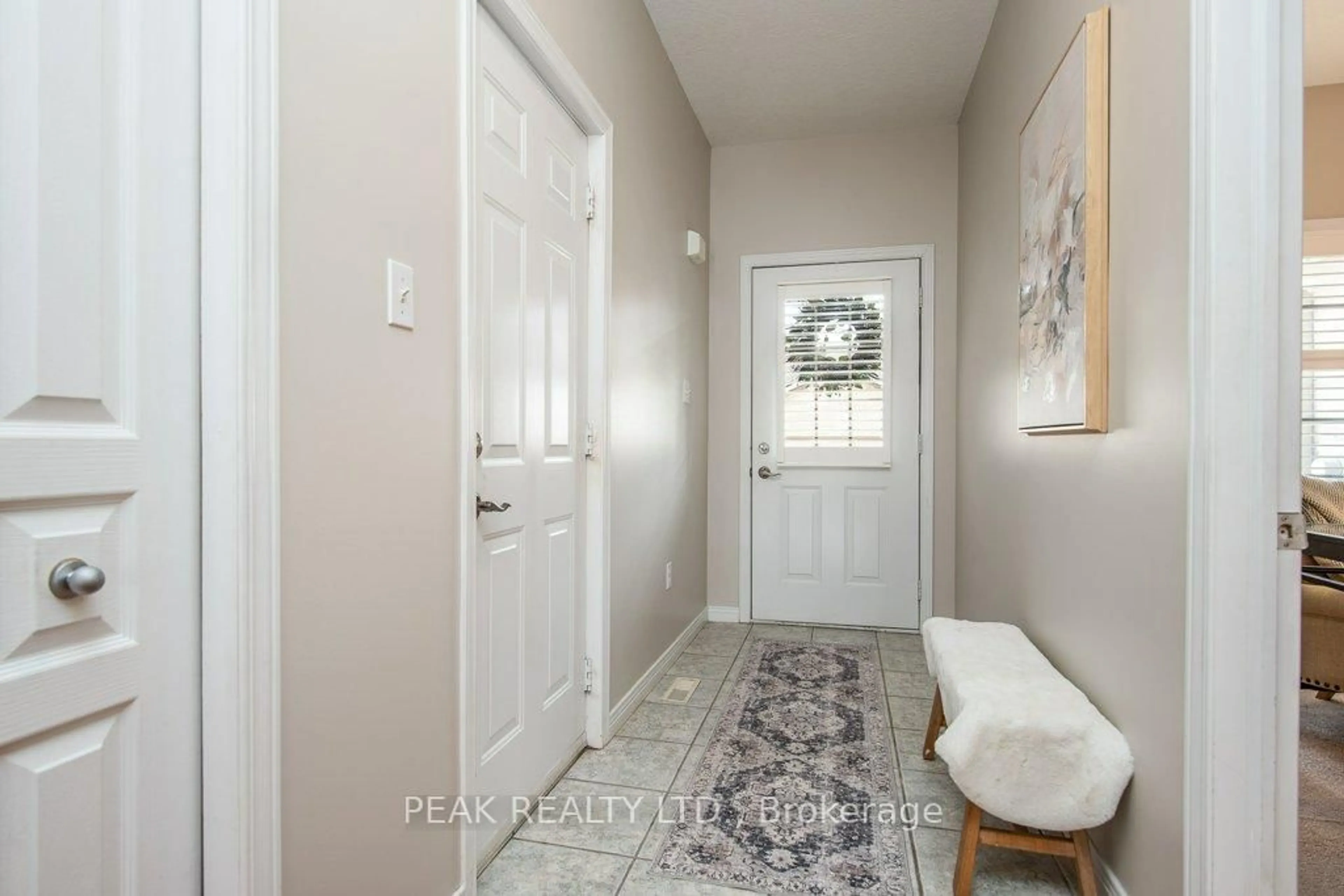 Indoor entryway for 900 Doon Village Rd #3, Kitchener Ontario N2P 1A4