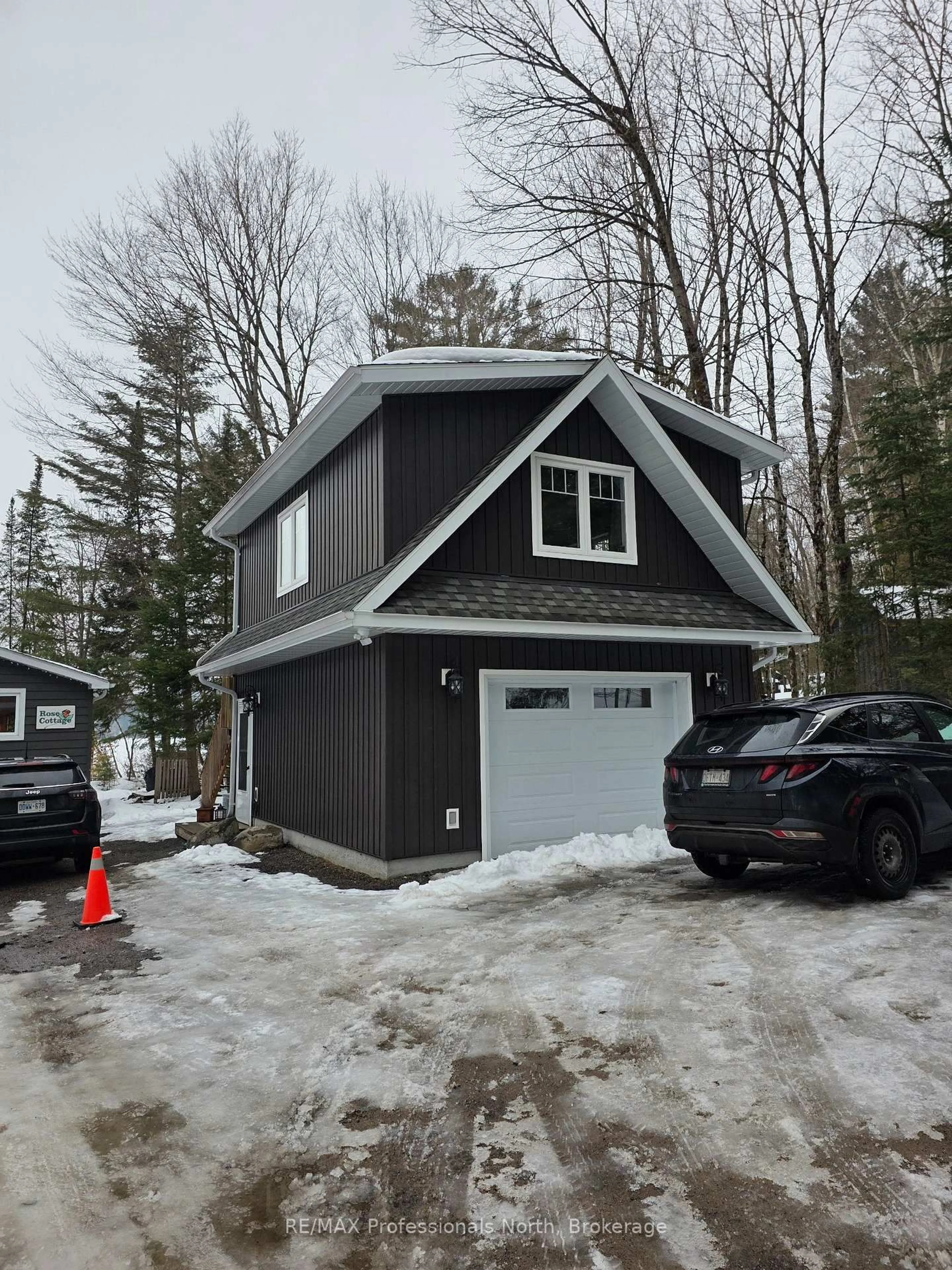 Indoor garage for 185 Ena Dr, Huntsville Ontario P1H 2J4