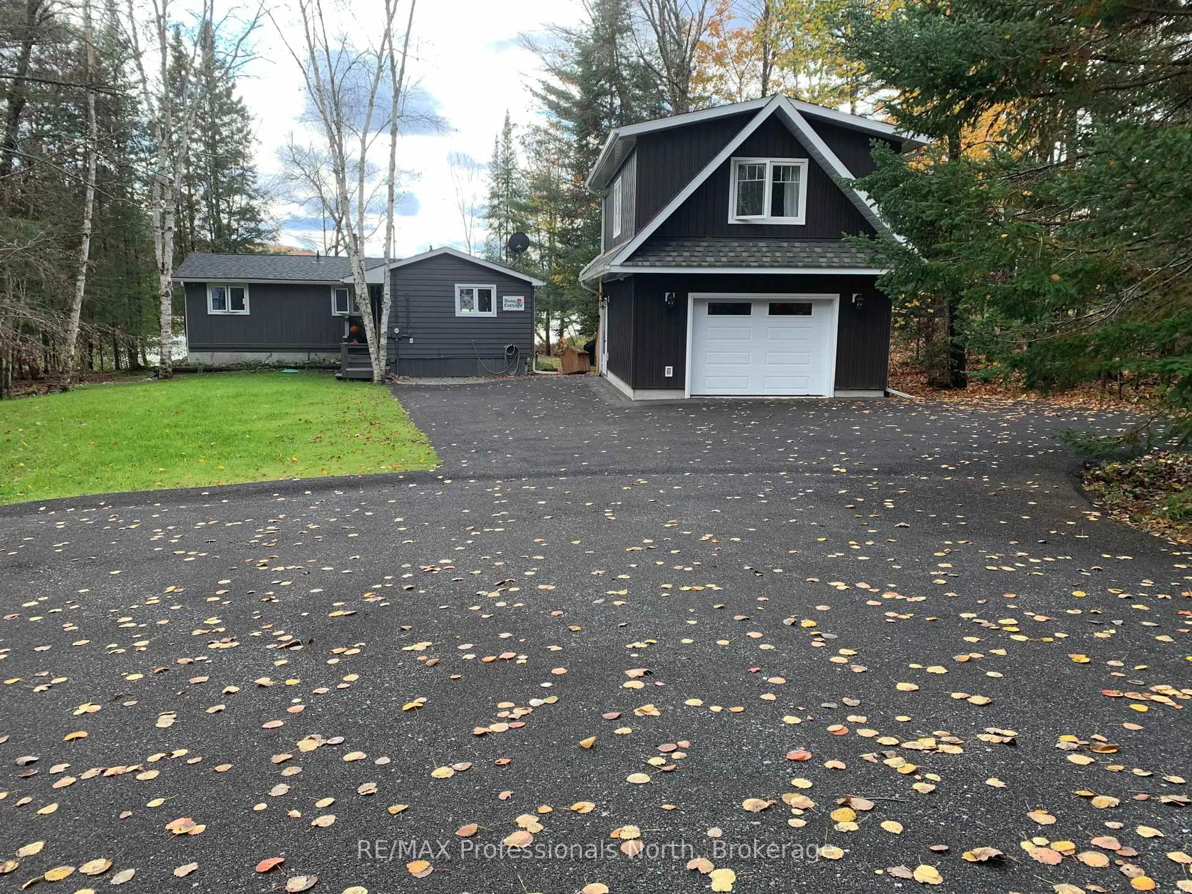 Home with vinyl exterior material, street for 185 Ena Dr, Huntsville Ontario P1H 2J4