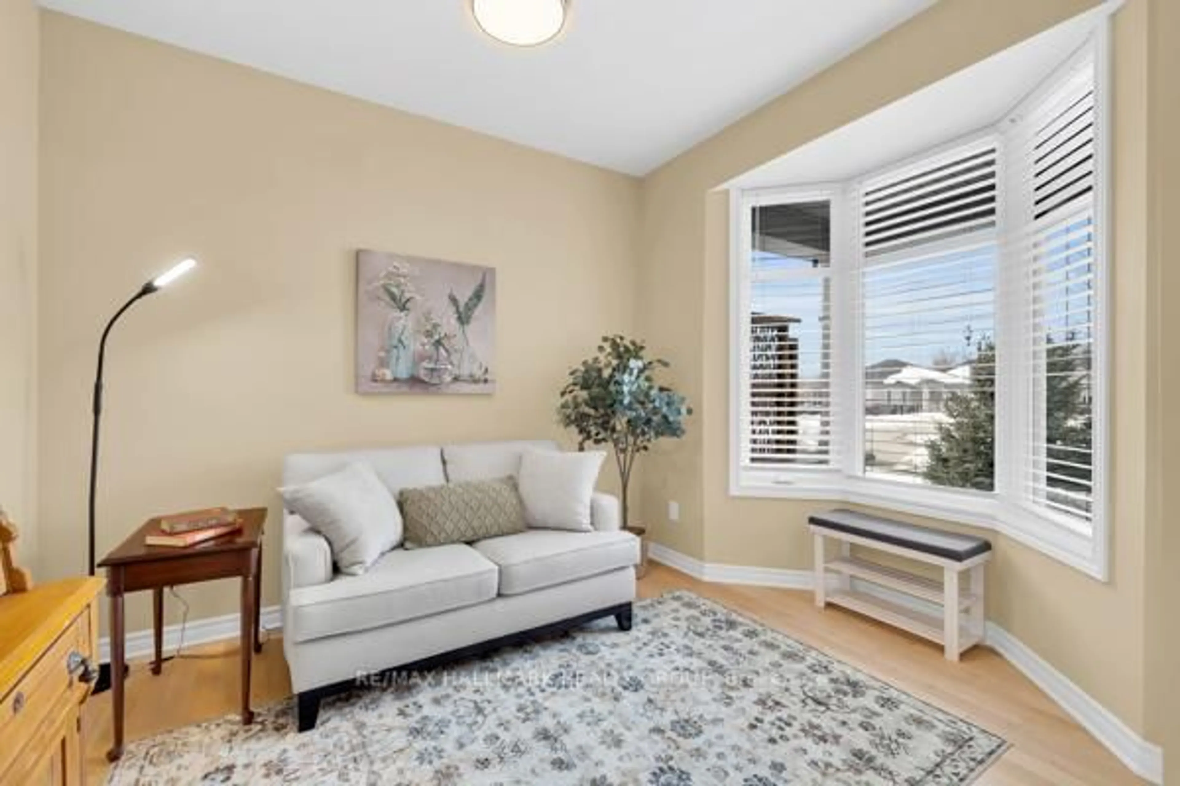 Living room with furniture, unknown for 510 Kindred Cres, North Grenville Ontario K0G 1J0