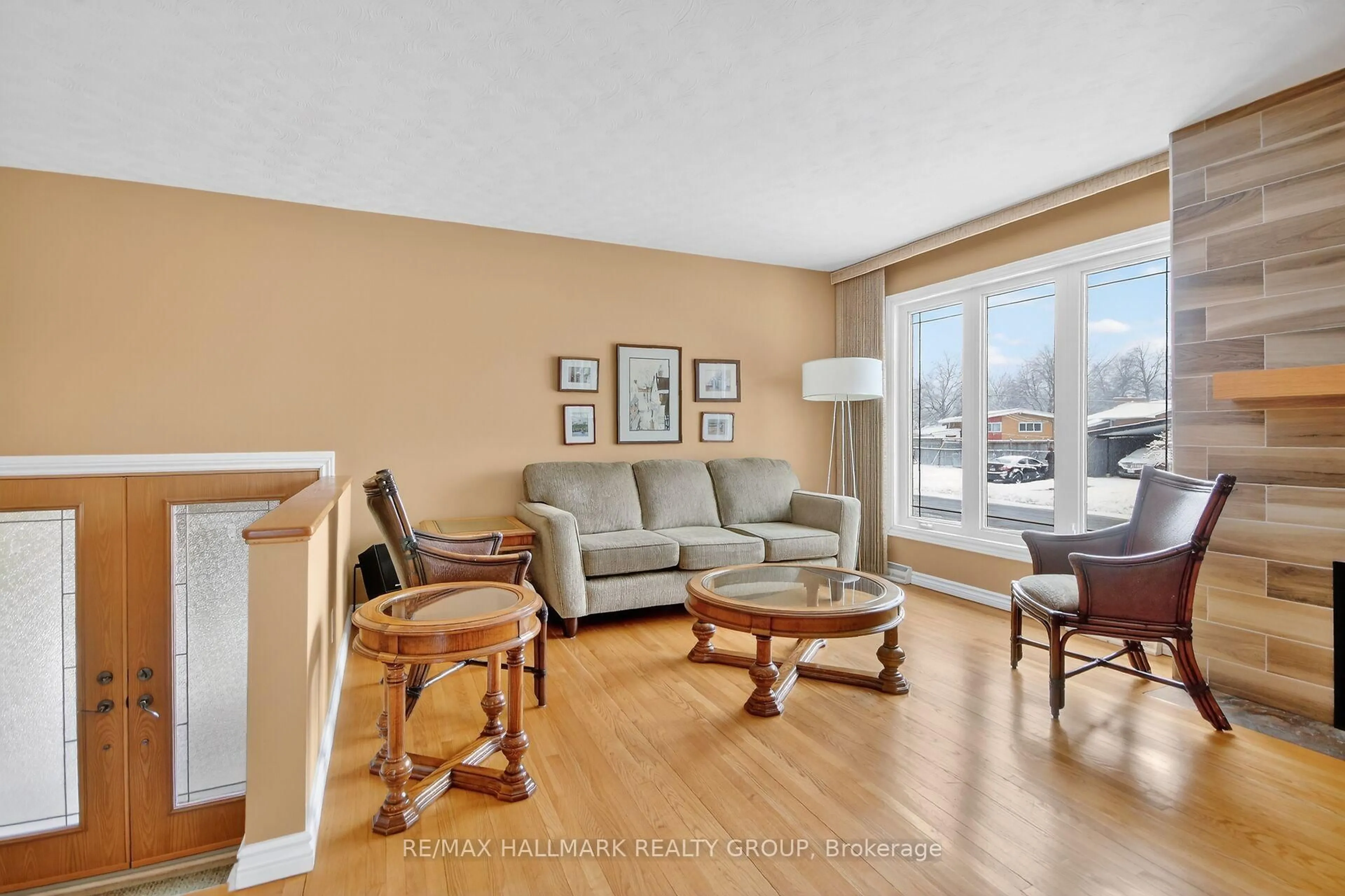 Living room with furniture, wood/laminate floor for 2279 Harding Rd, Ottawa Ontario K1G 3B6