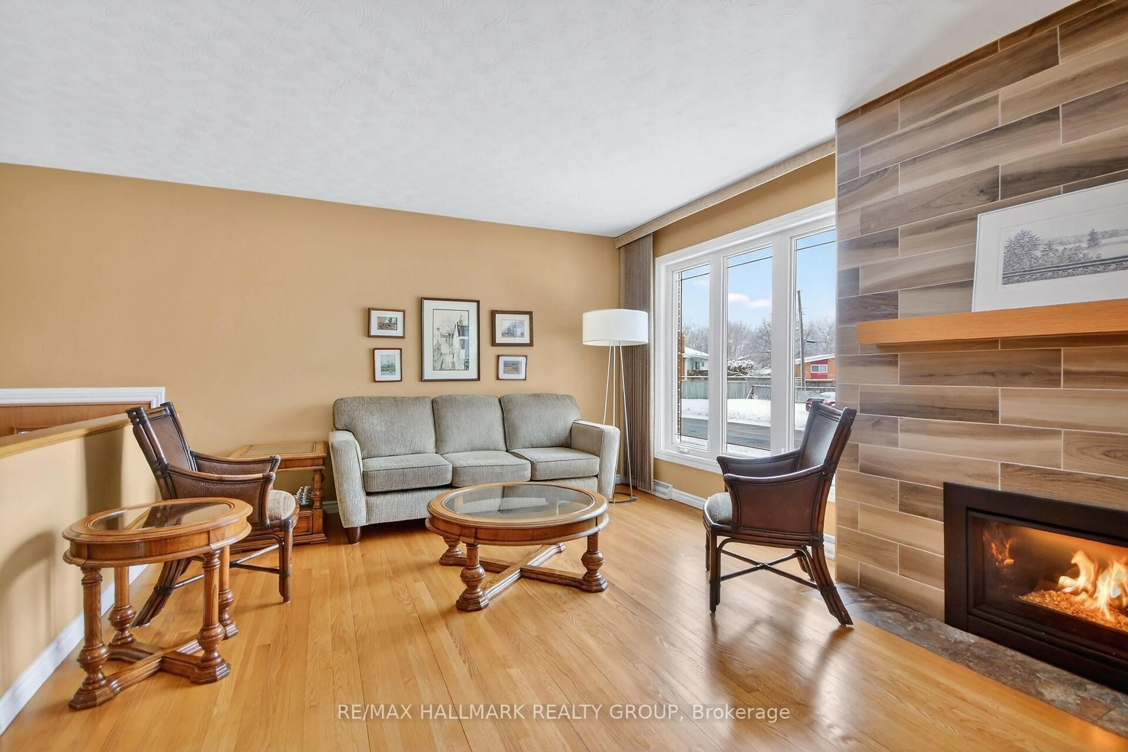 Living room with furniture, wood/laminate floor for 2279 Harding Rd, Ottawa Ontario K1G 3B6