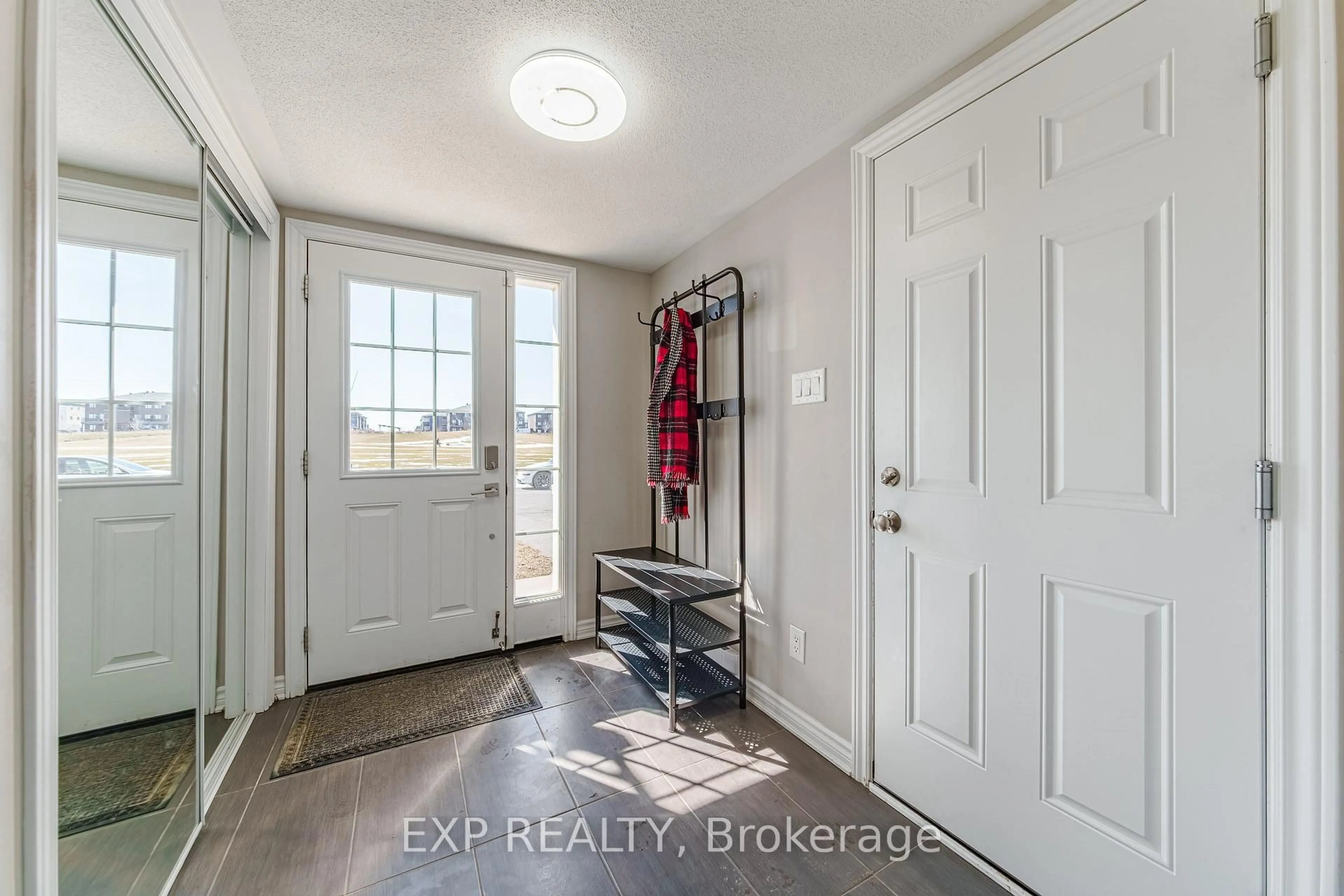 Indoor entryway for 523 Ensatina Cres, Ottawa Ontario K2J 6H4