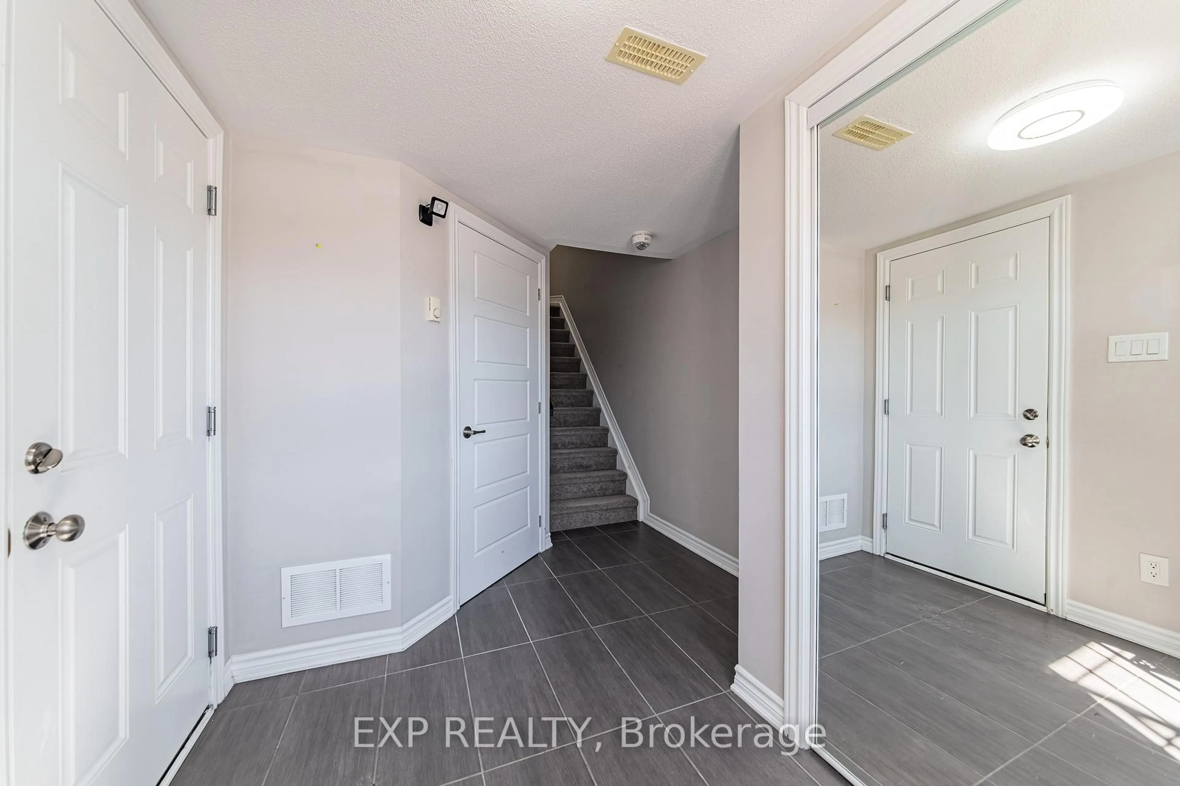 Indoor entryway for 523 Ensatina Cres, Ottawa Ontario K2J 6H4