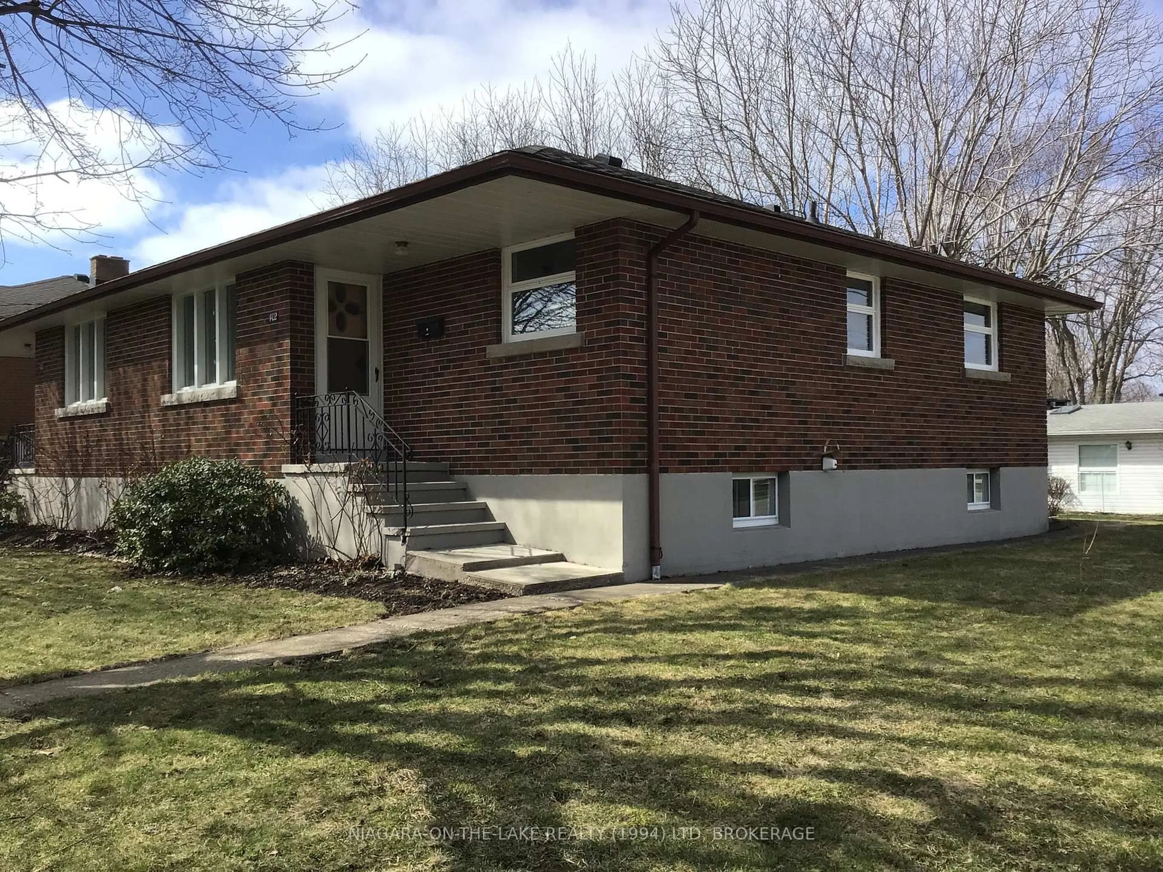 Home with brick exterior material, street for 400 Wellington St, Port Colborne Ontario L3K 2K6