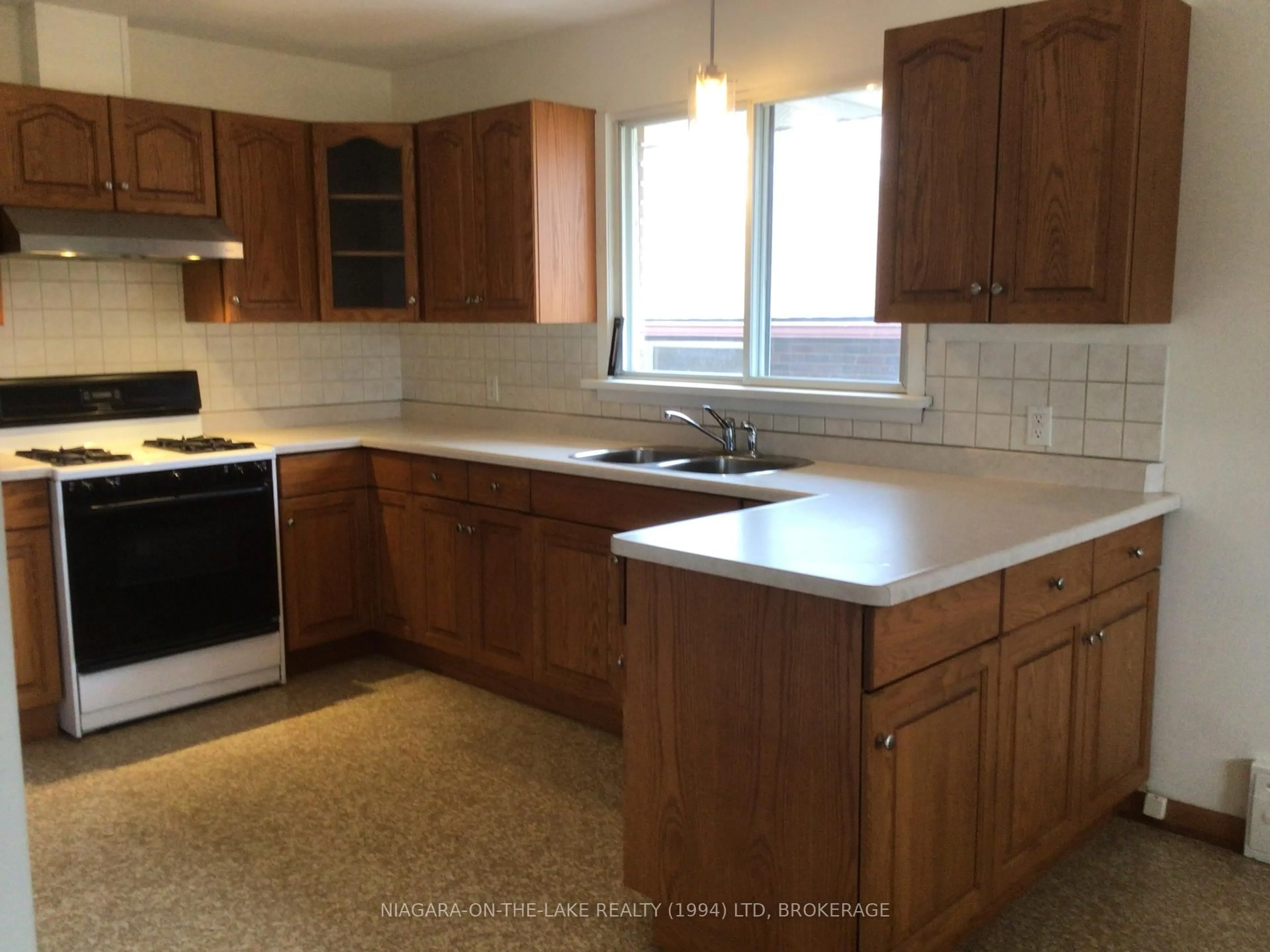 Standard kitchen, ceramic/tile floor for 400 Wellington St, Port Colborne Ontario L3K 2K6