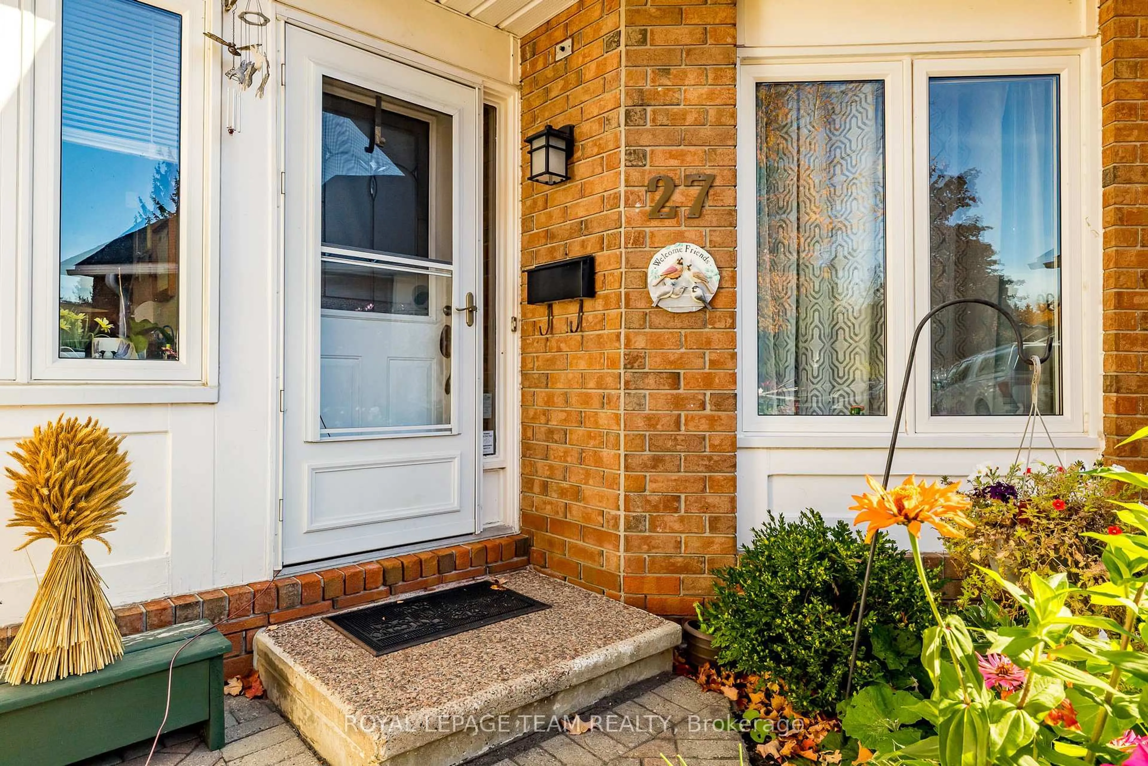 Indoor entryway for 27 Pine Needles Crt, Ottawa Ontario K2S 1G5