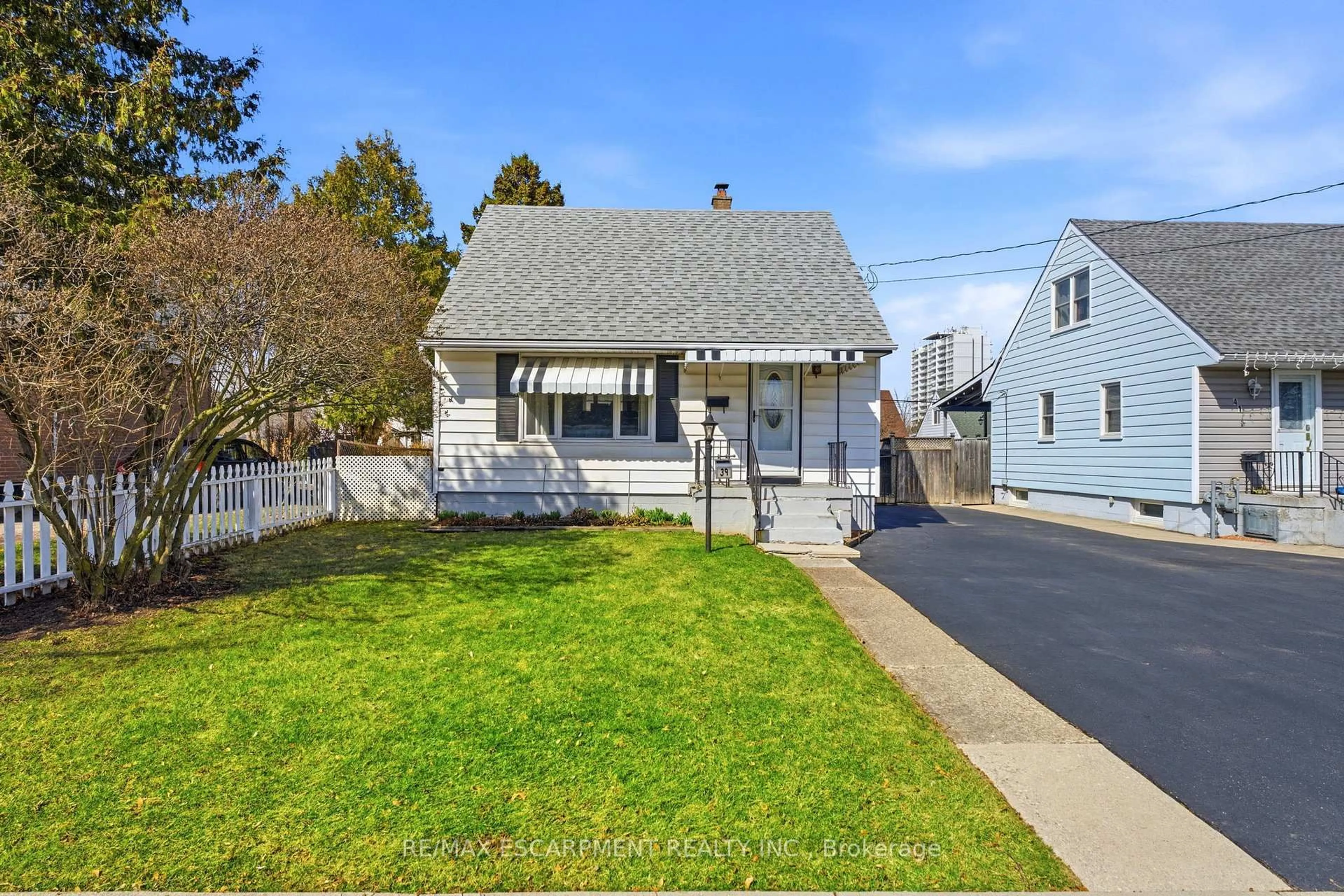 A pic from outside/outdoor area/front of a property/back of a property/a pic from drone, street for 39 EASTWOOD St, Hamilton Ontario L8H 6R6