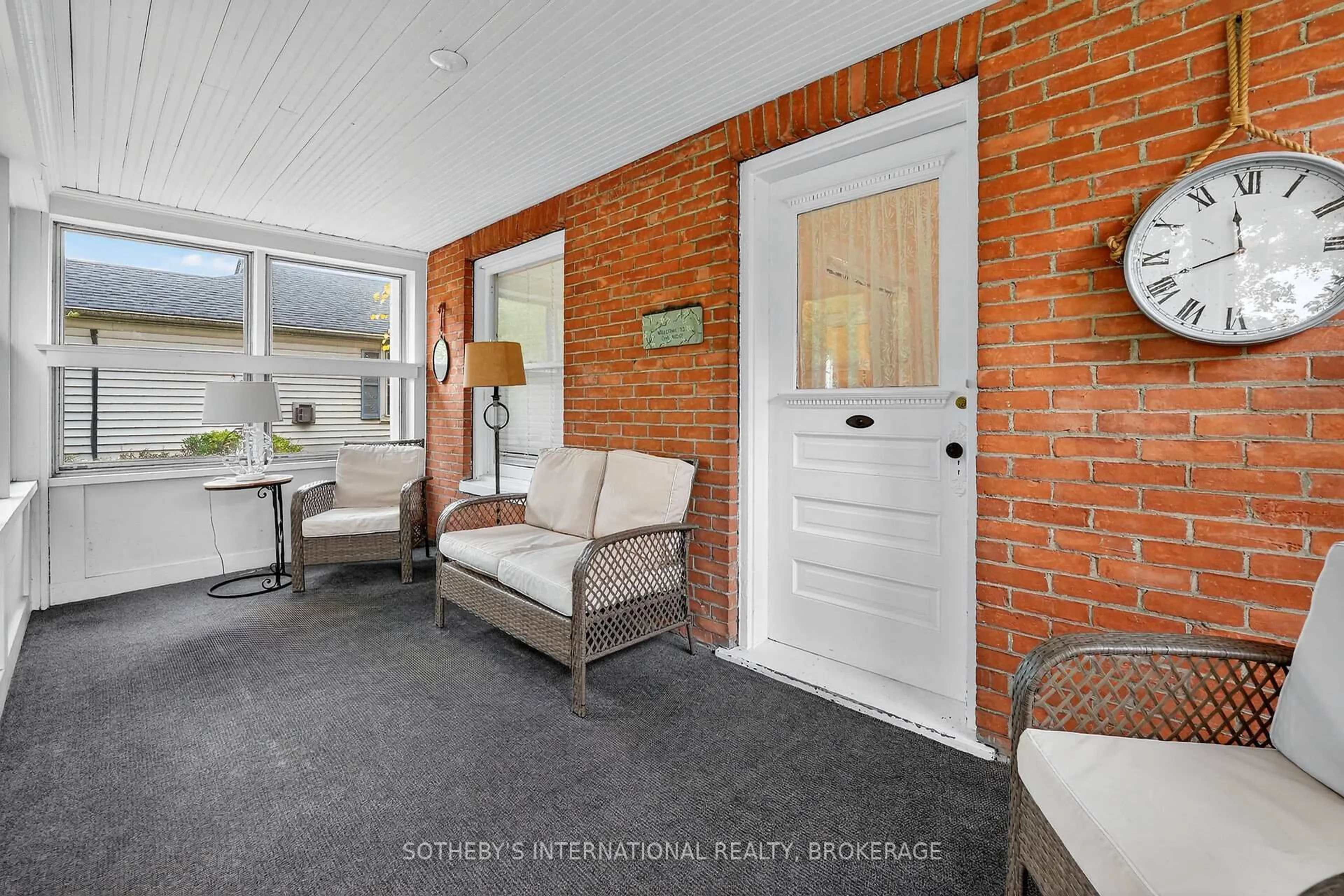 Indoor entryway for 54 Platoff St, Niagara-on-the-Lake Ontario L0S 1J0