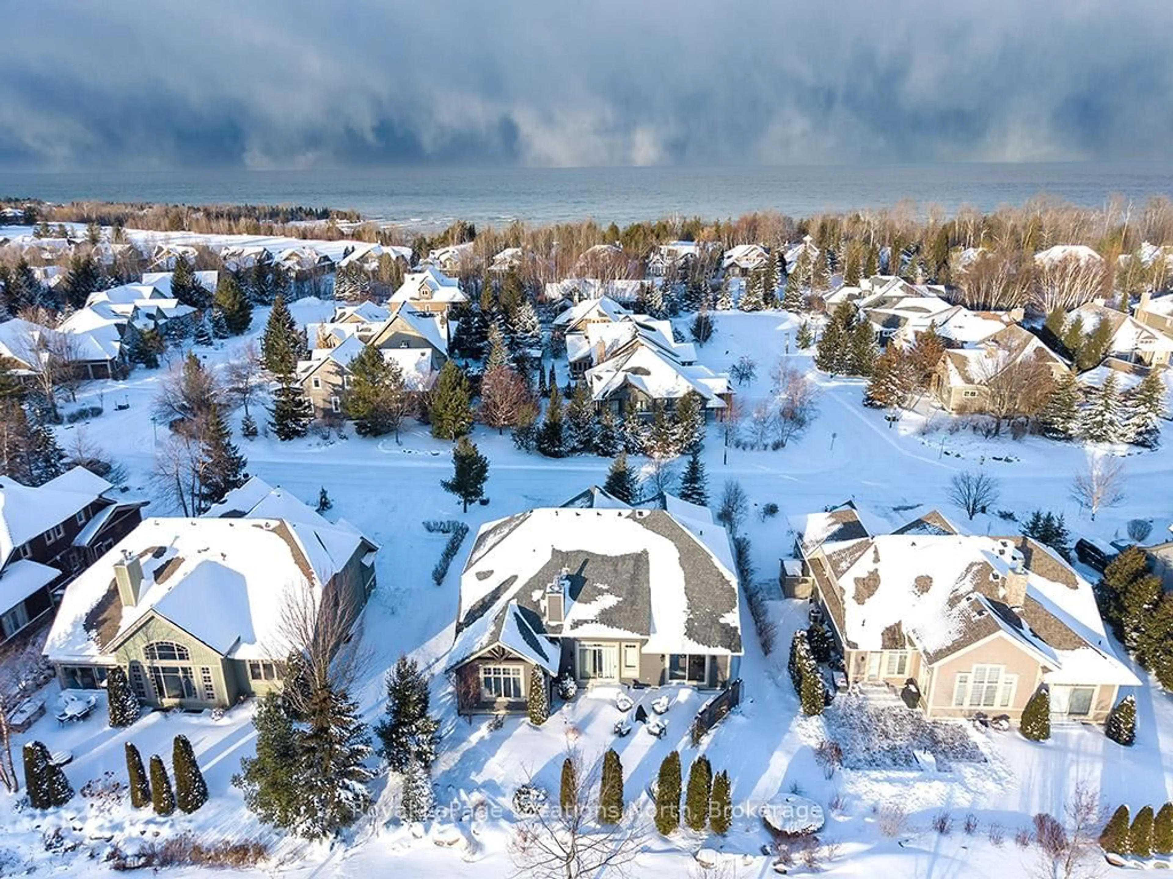 A pic from outside/outdoor area/front of a property/back of a property/a pic from drone, unknown for 138 Rankin's Cres, Blue Mountains Ontario N0H 2P0