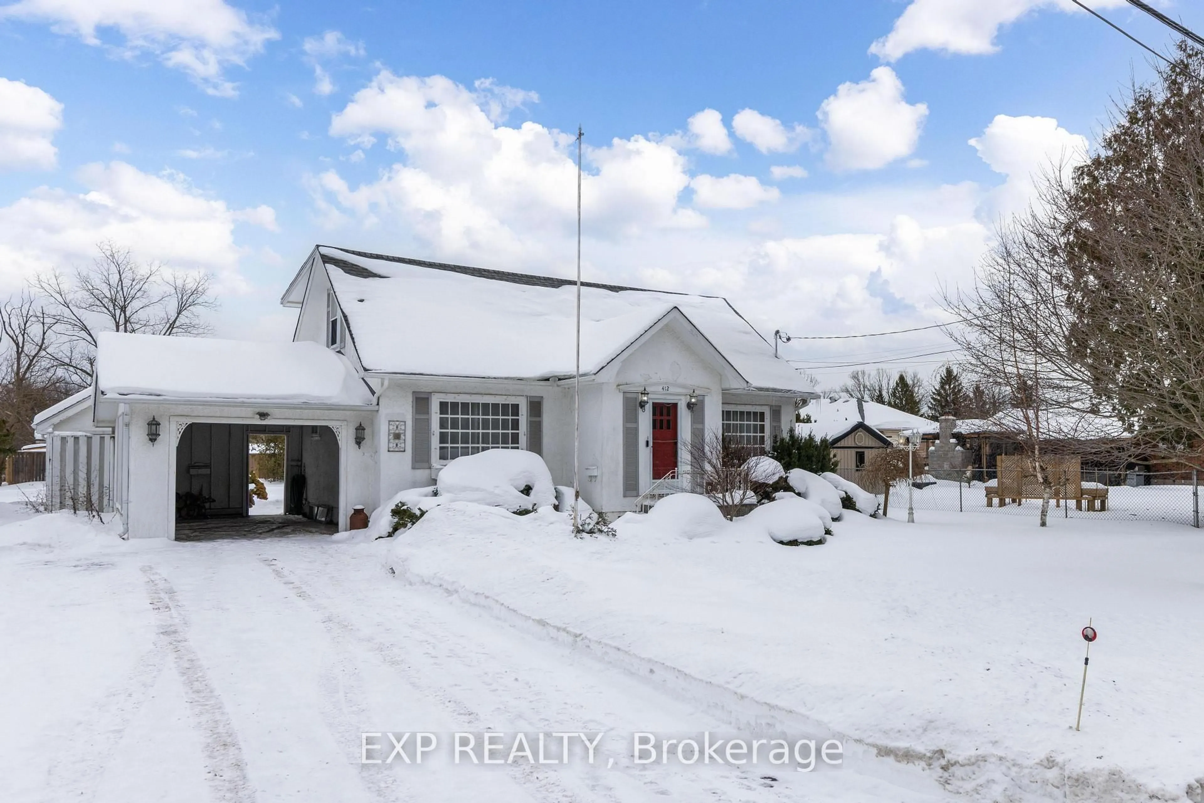 A pic from outside/outdoor area/front of a property/back of a property/a pic from drone, street for 412 South Pelham Rd, Welland Ontario L3C 3C6