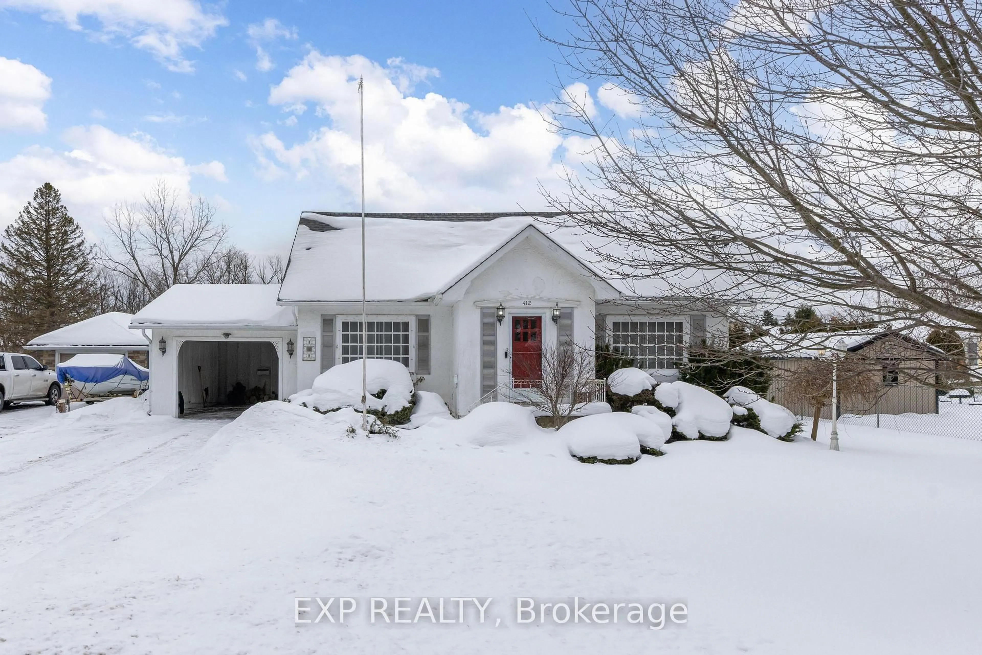 A pic from outside/outdoor area/front of a property/back of a property/a pic from drone, street for 412 South Pelham Rd, Welland Ontario L3C 3C6