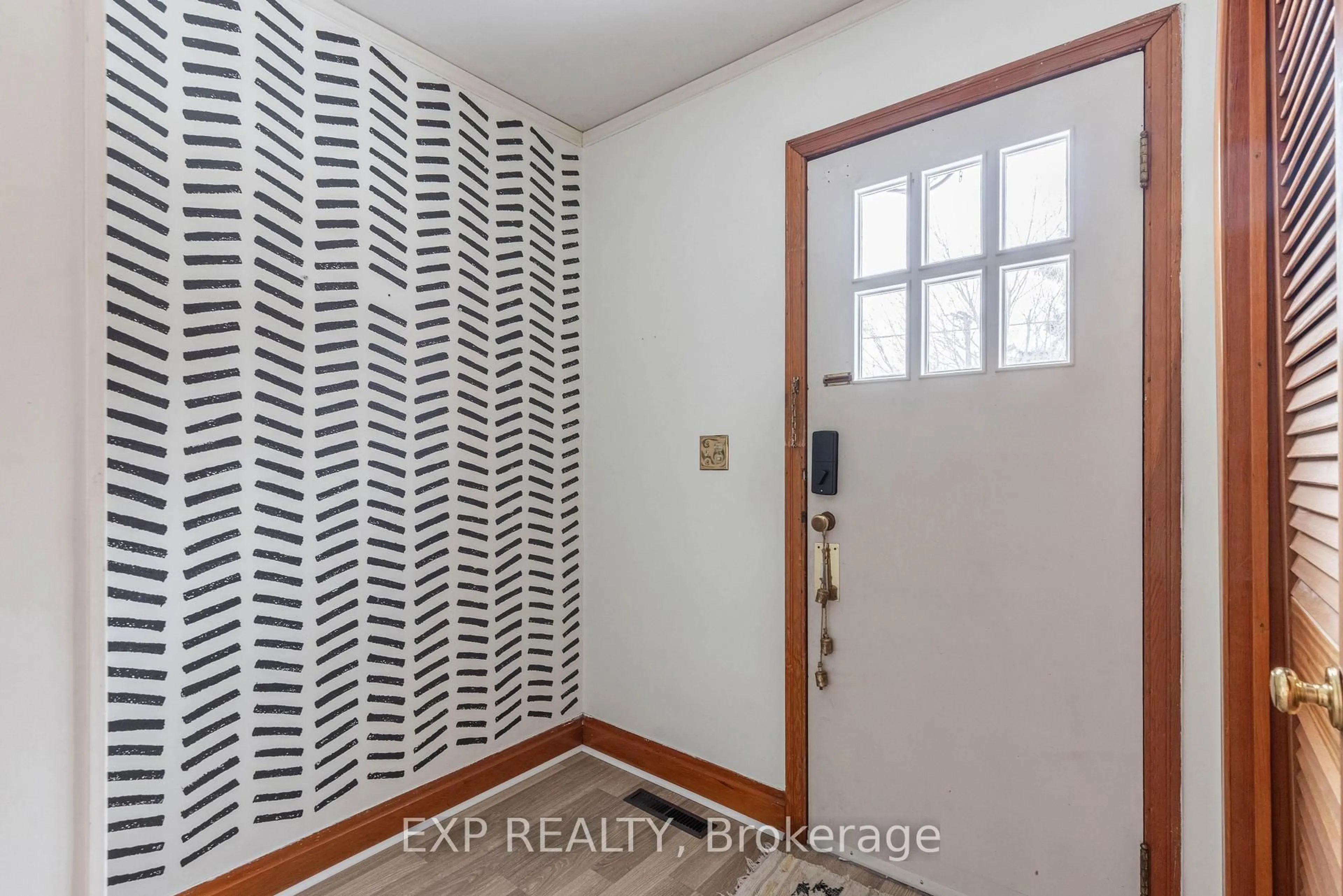 Indoor entryway for 412 South Pelham Rd, Welland Ontario L3C 3C6