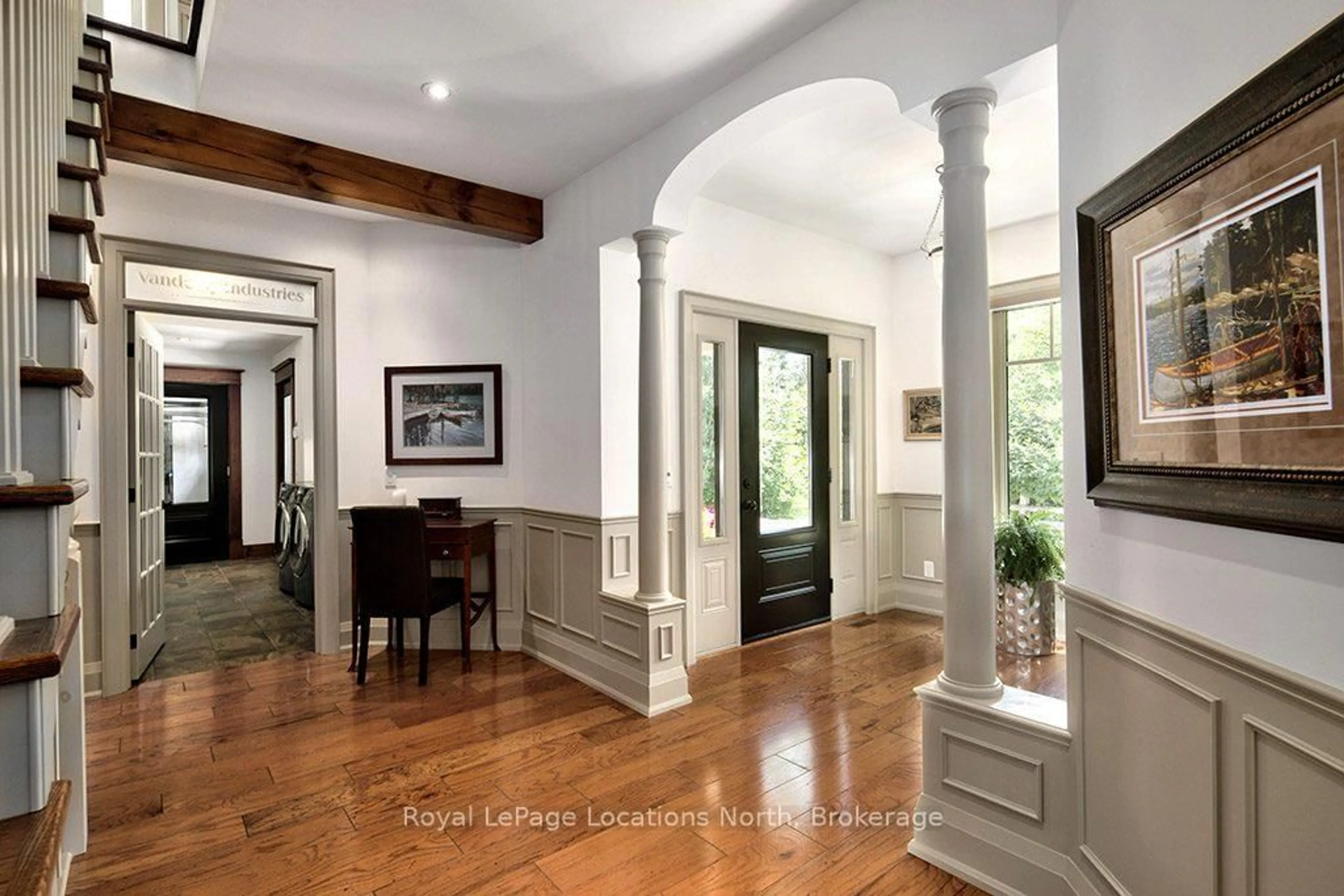 Indoor entryway for 376 Sunset Blvd, Blue Mountains Ontario N0H 2P0