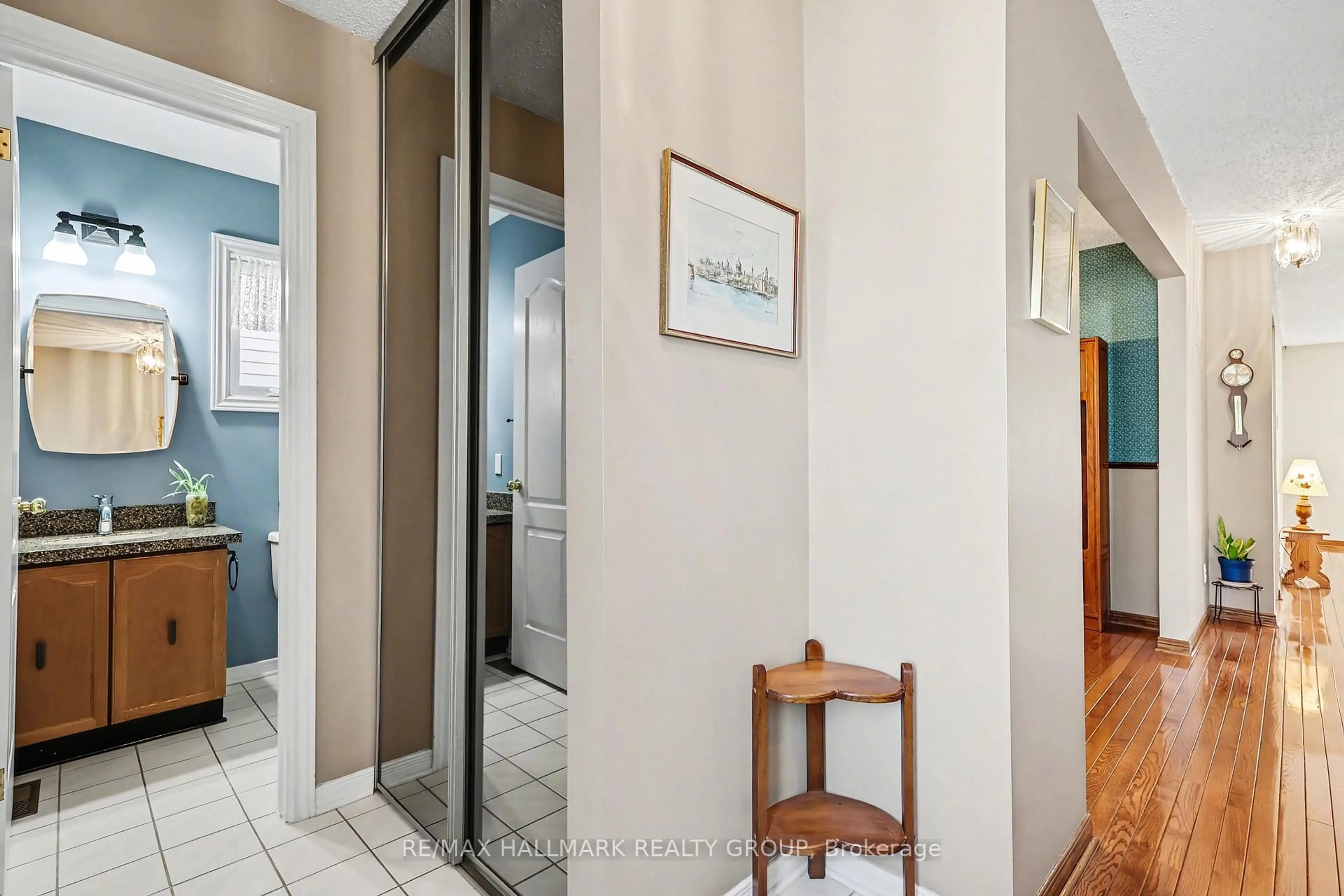 Indoor entryway for 1620 Des Grives Cres, Orleans Ontario K1C 5B7