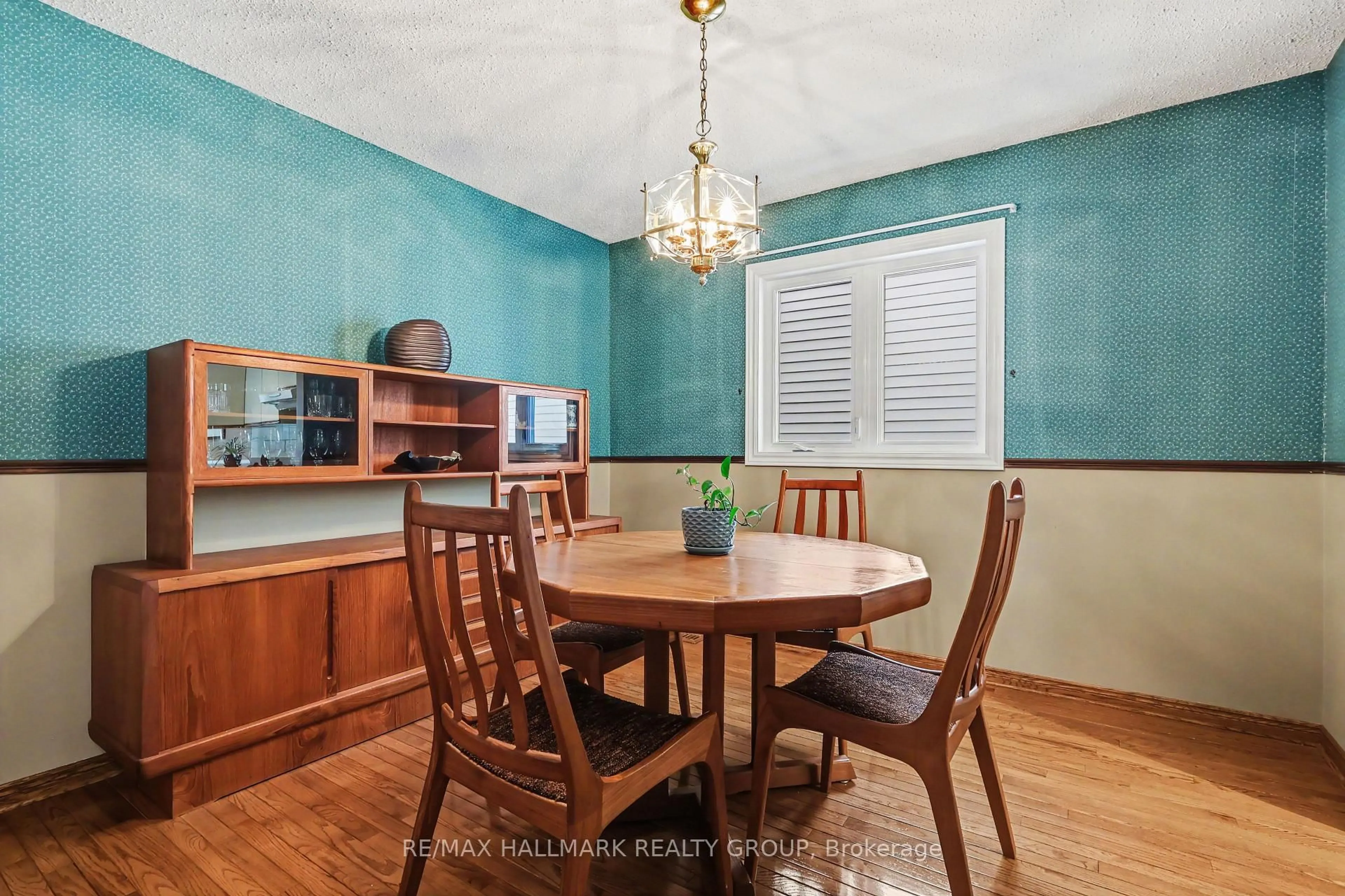 Dining room, wood/laminate floor for 1620 Des Grives Cres, Orleans Ontario K1C 5B7