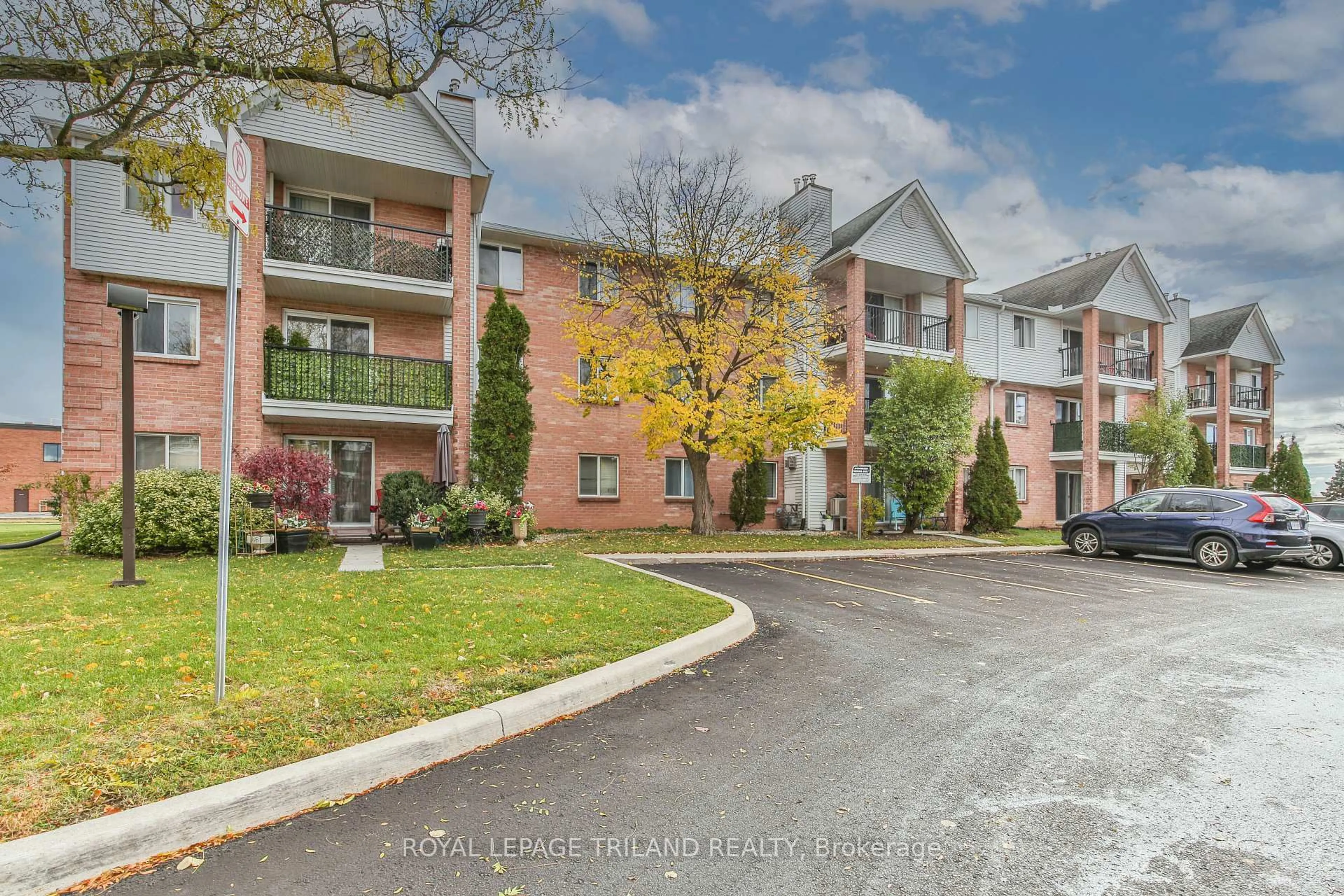 A pic from outside/outdoor area/front of a property/back of a property/a pic from drone, street for 1096 JALNA Blvd #90, London South Ontario N6E 3B8