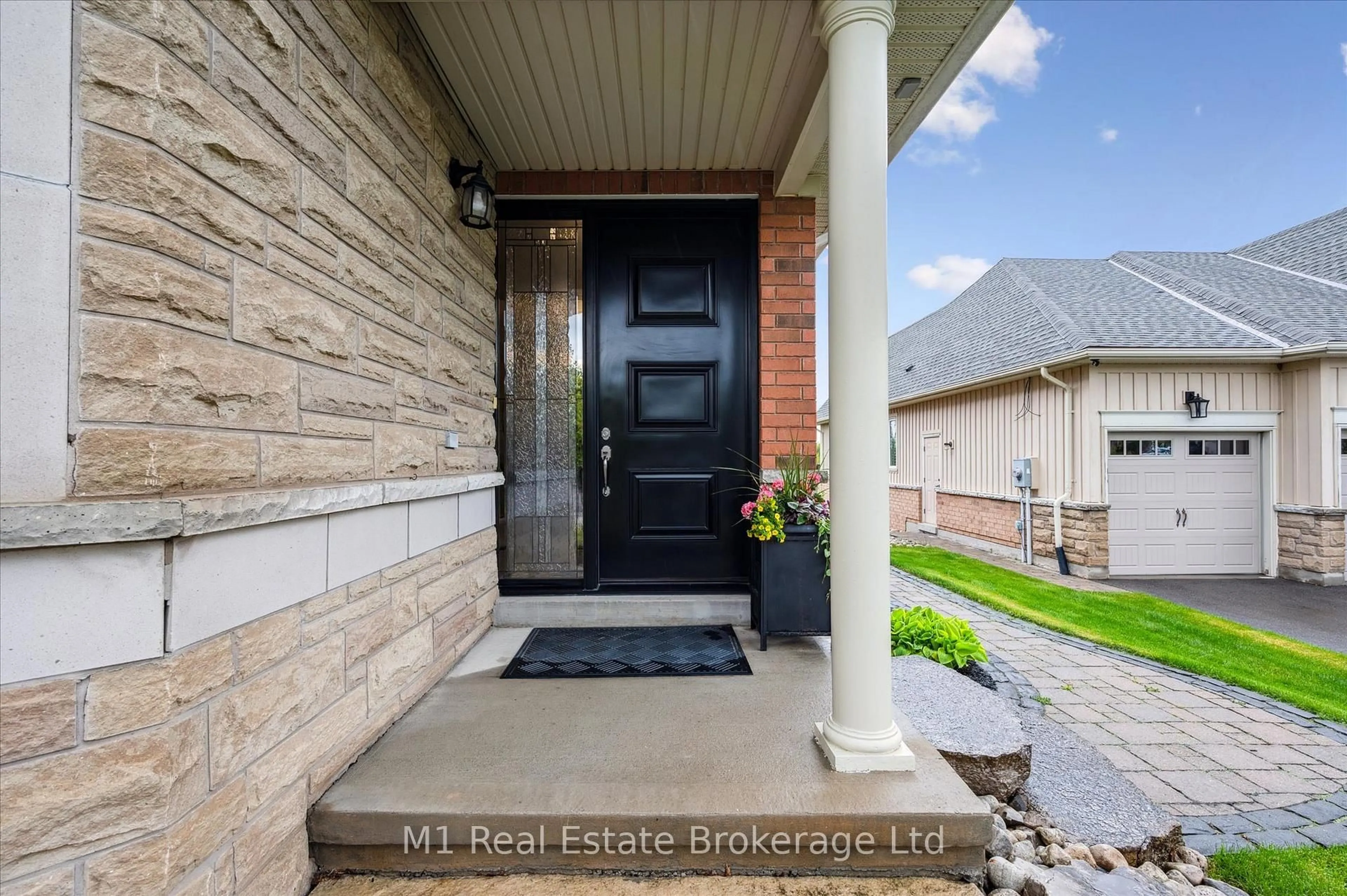 Indoor entryway for 94 Aberfoyle Mill Cres, Puslinch Ontario N1H 6H9