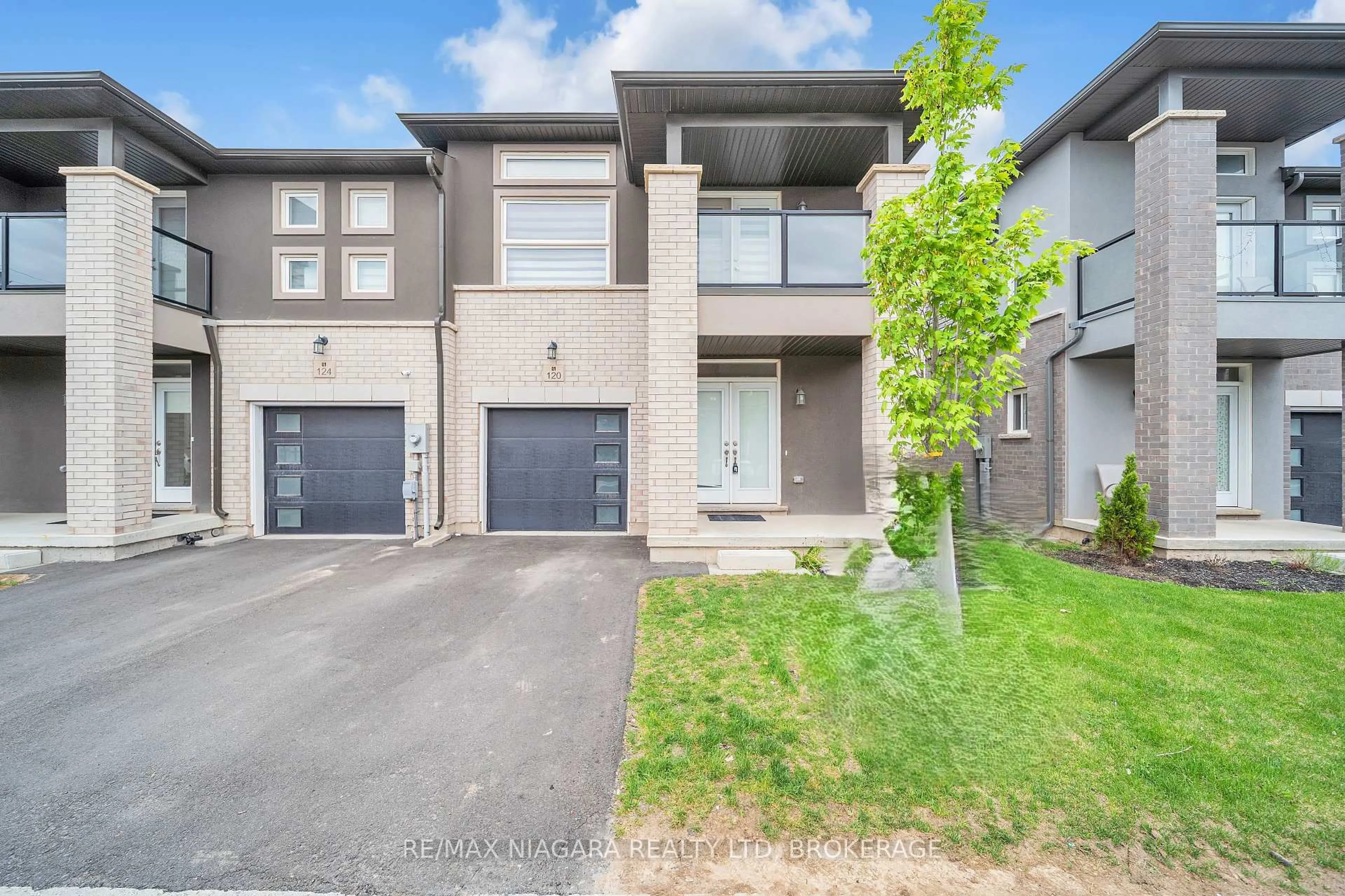 A pic from outside/outdoor area/front of a property/back of a property/a pic from drone, street for 120 Renfrew Tr, Welland Ontario L3C 0K2