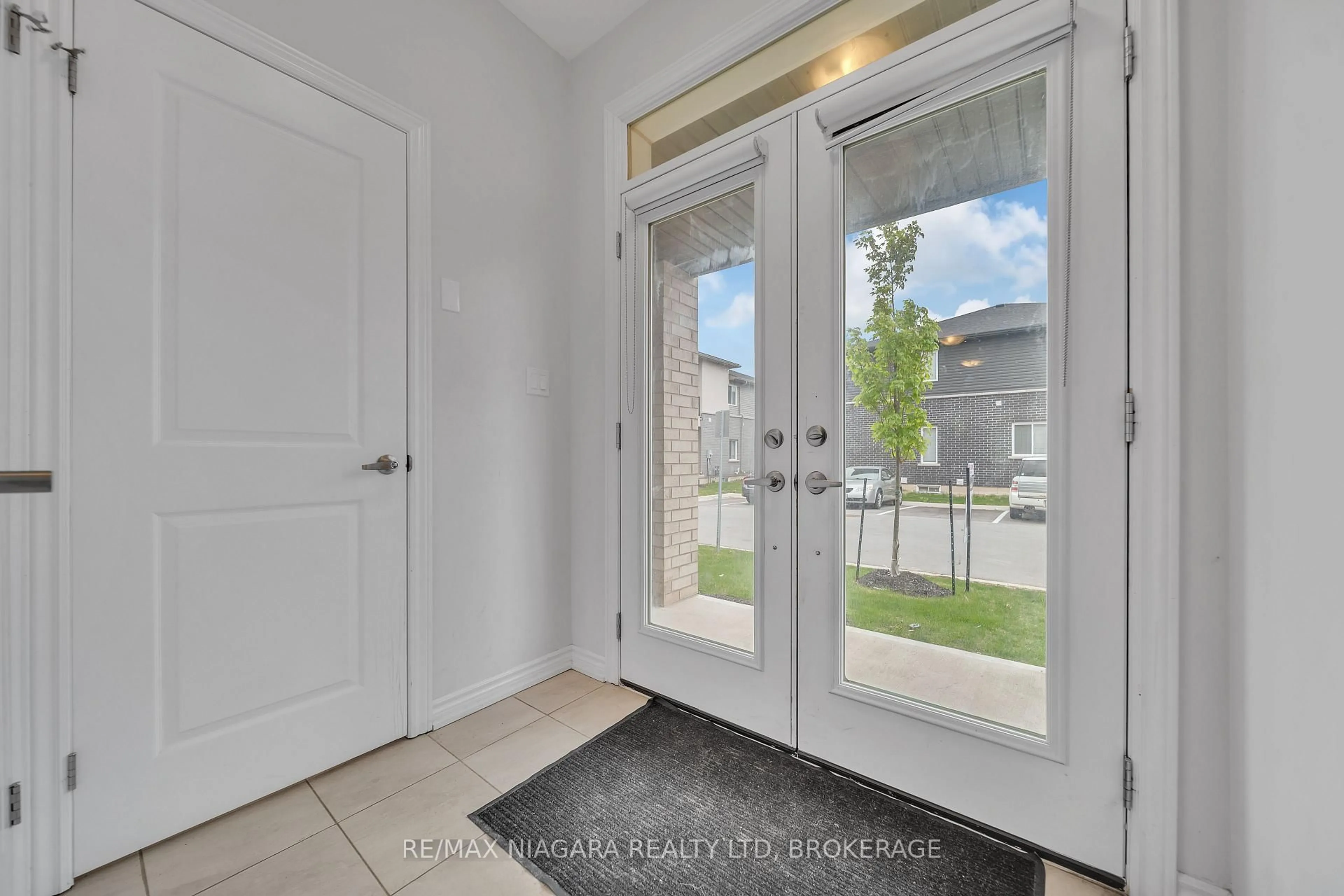 Indoor entryway for 120 Renfrew Tr, Welland Ontario L3C 0K2