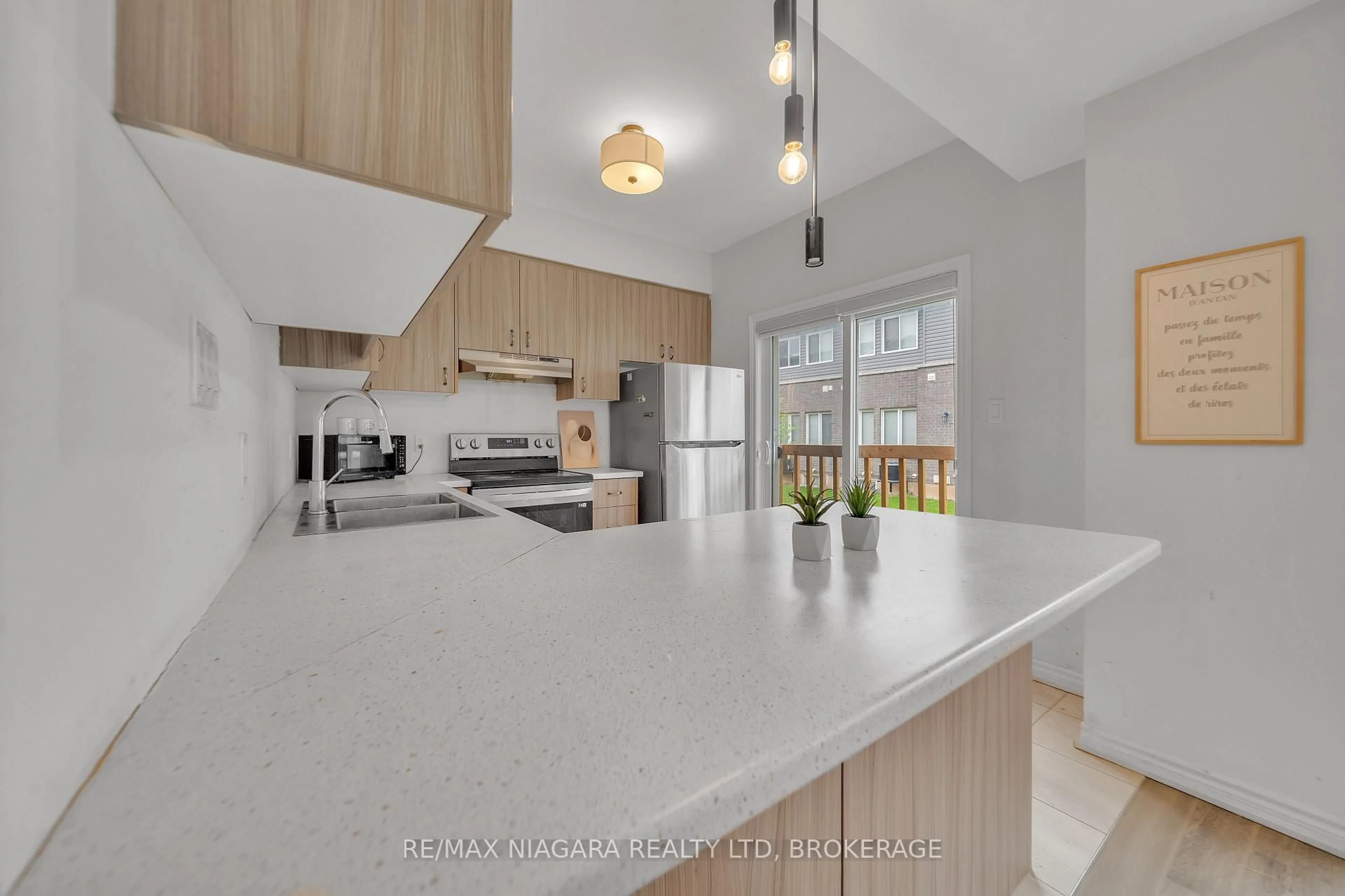 Open concept kitchen, unknown for 120 Renfrew Tr, Welland Ontario L3C 0K2