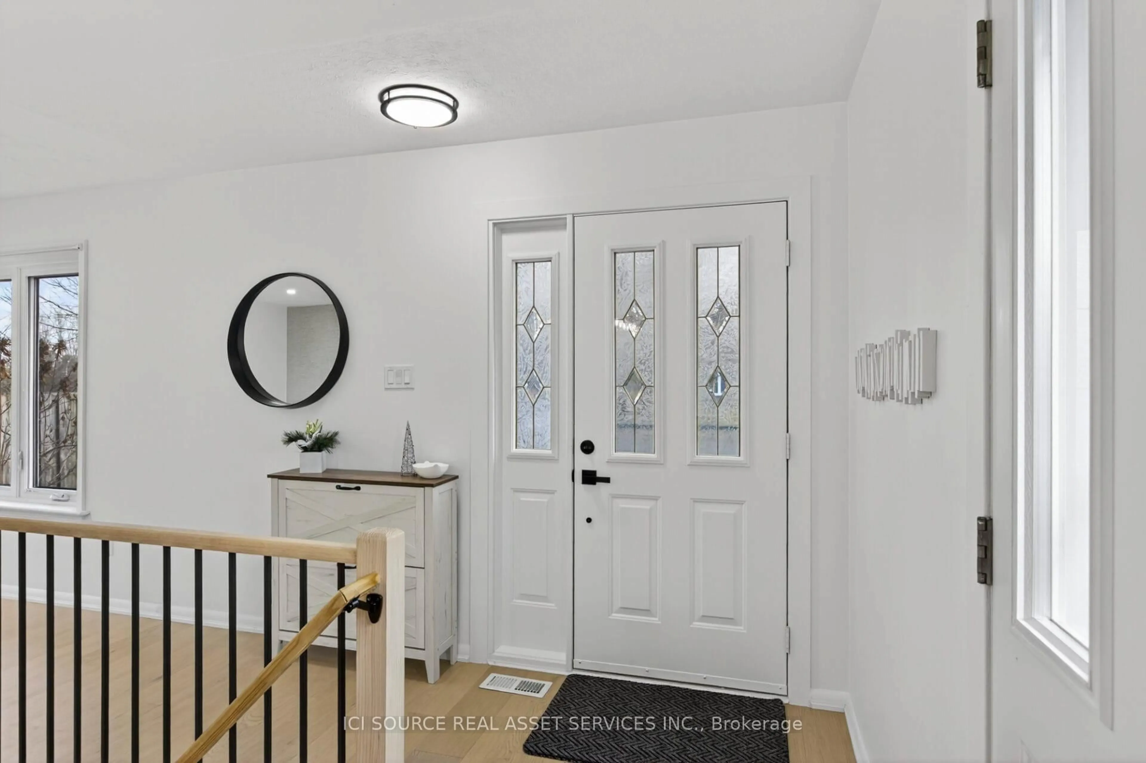 Indoor entryway for 1092 Glendale Dr, Peterborough Ontario K9H 6M4