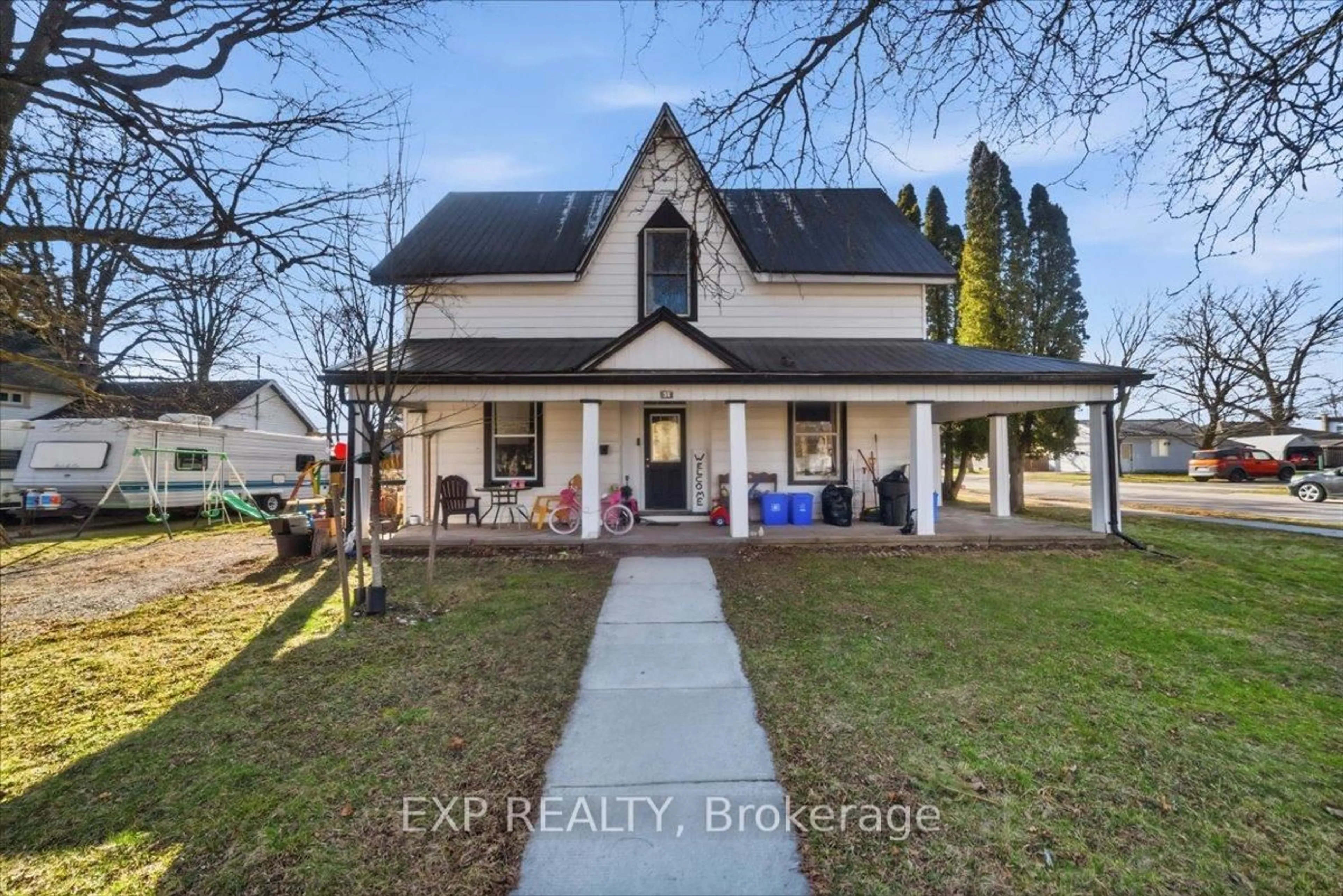 A pic from outside/outdoor area/front of a property/back of a property/a pic from drone, building for 36 Cedar St, Aylmer Ontario N5H 2E7