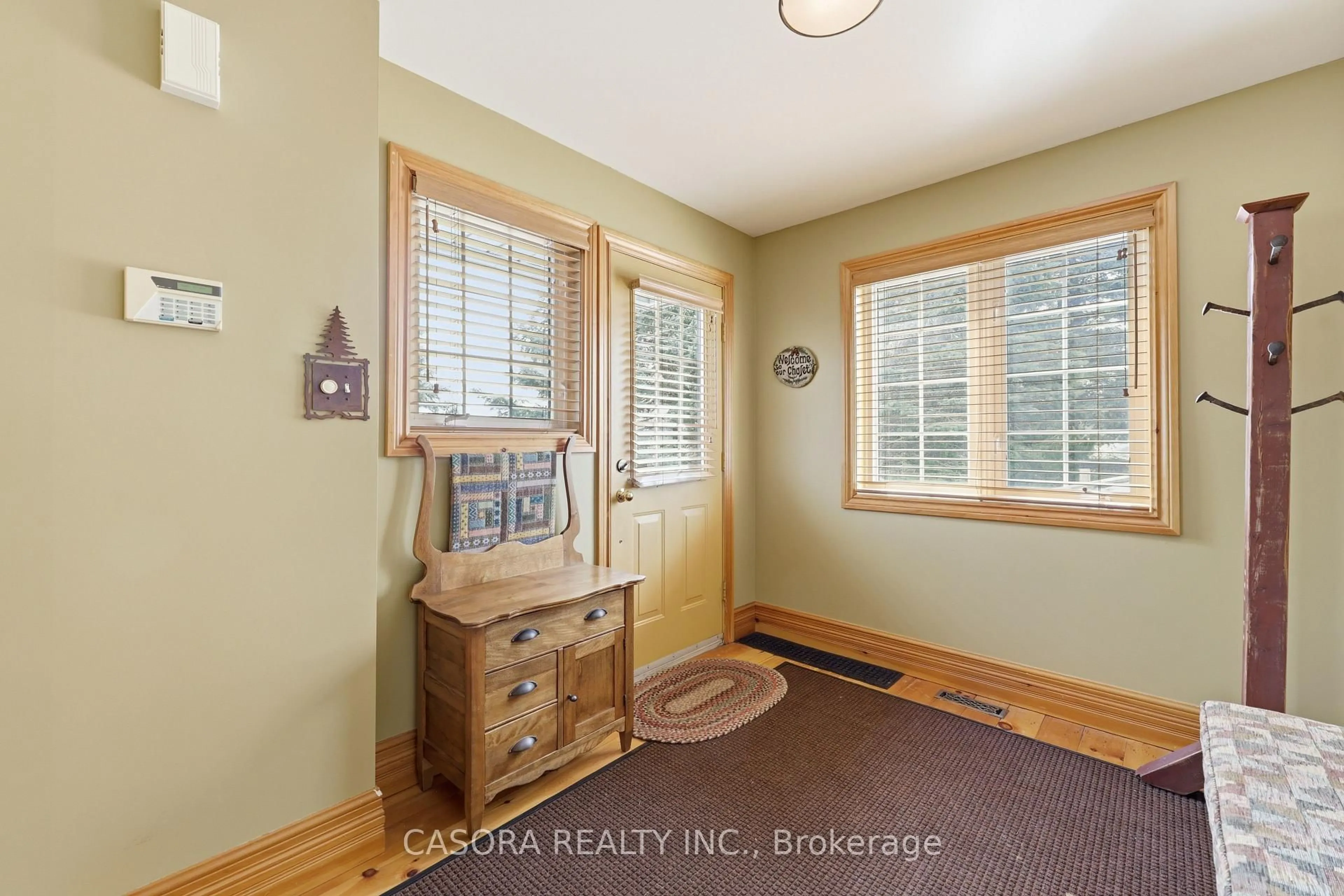 Indoor entryway for 22 Lloyd's Traverse Cres, Mulmur Ontario L9V 3H6