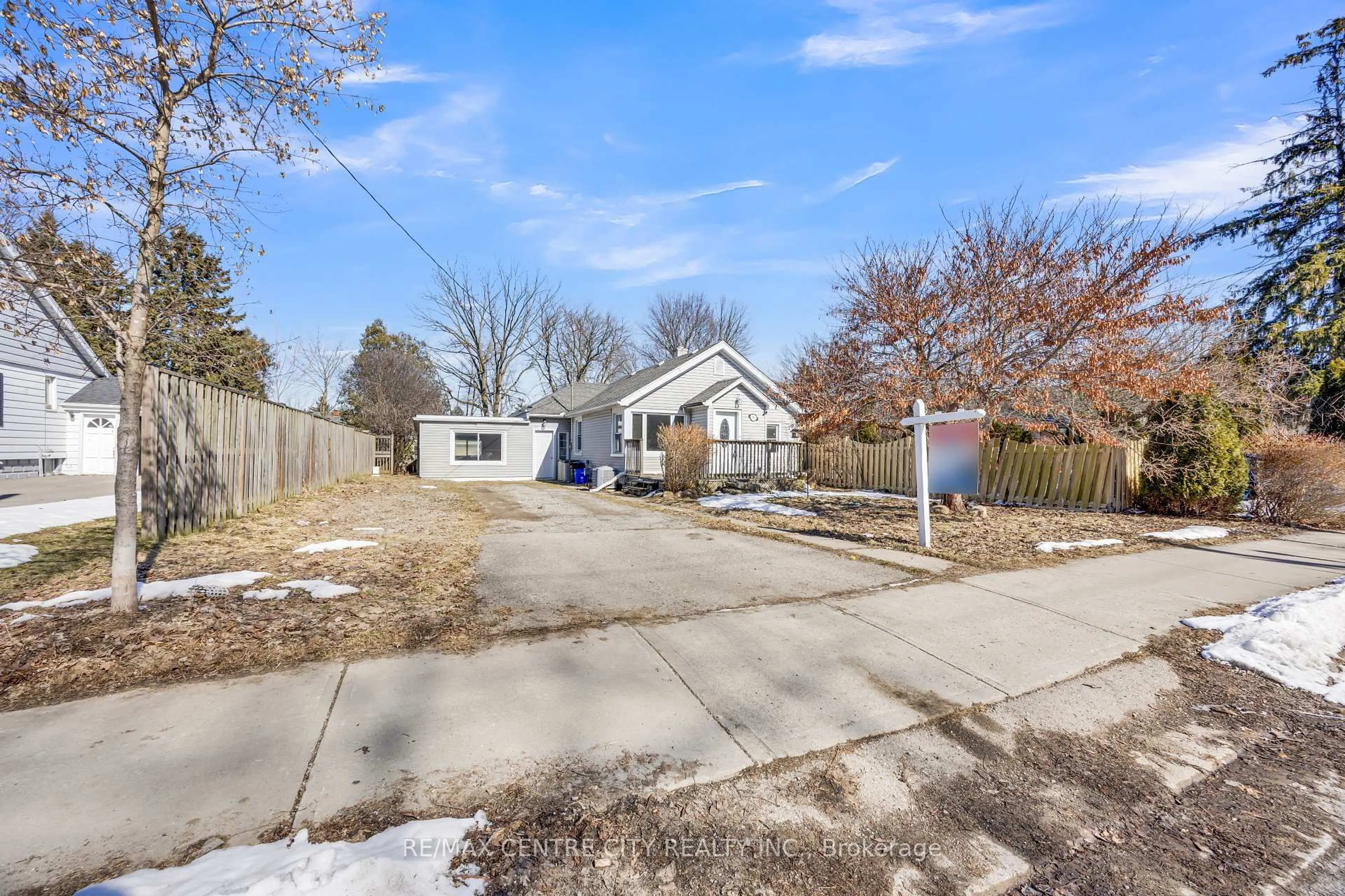 A pic from outside/outdoor area/front of a property/back of a property/a pic from drone, street for 78 LANGARTH St, London South Ontario N6J 1P4