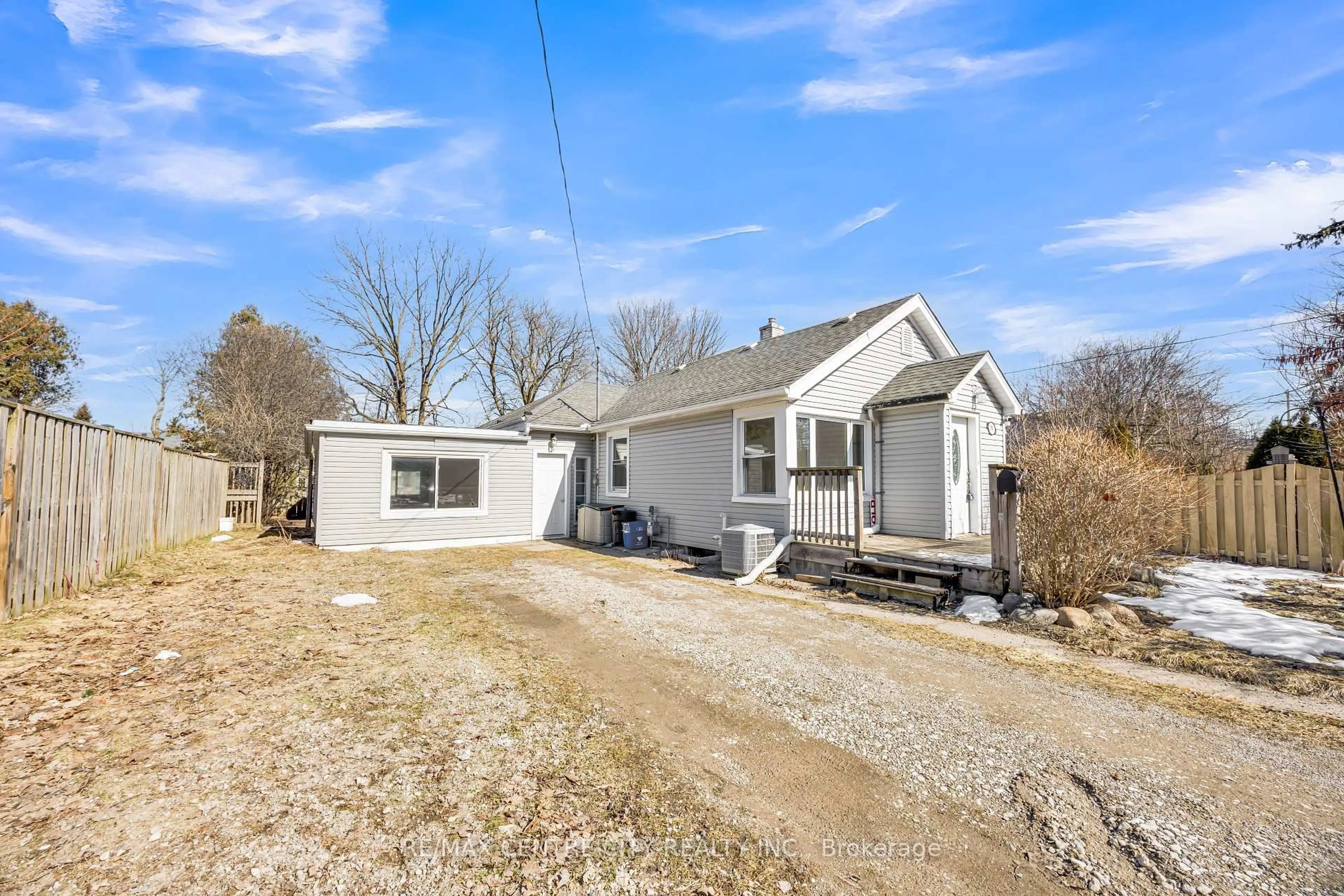 A pic from outside/outdoor area/front of a property/back of a property/a pic from drone, unknown for 78 LANGARTH St, London South Ontario N6J 1P4