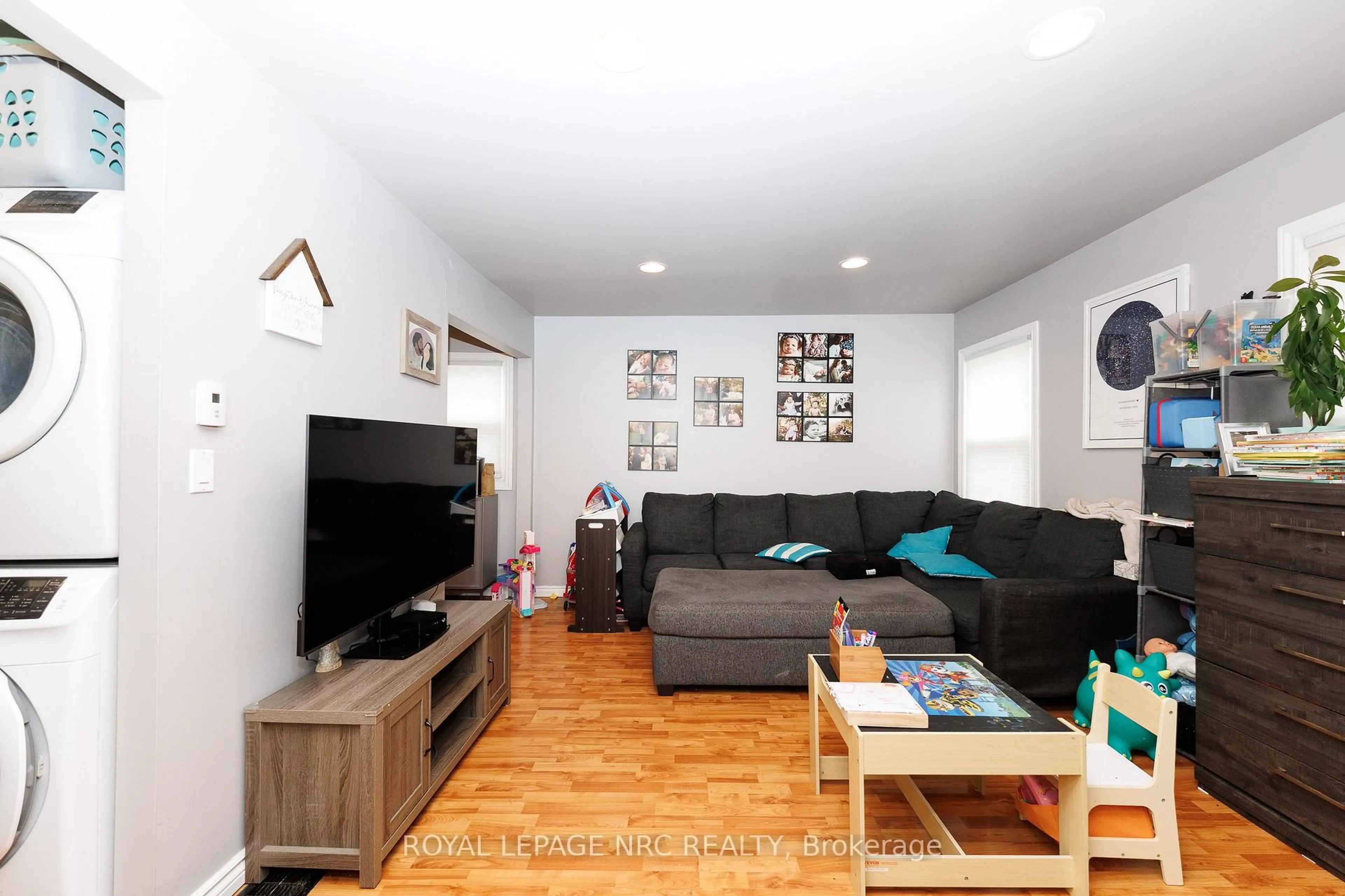 Living room with furniture, wood/laminate floor for 14 Hilda St, St. Catharines Ontario L2S 1Z8