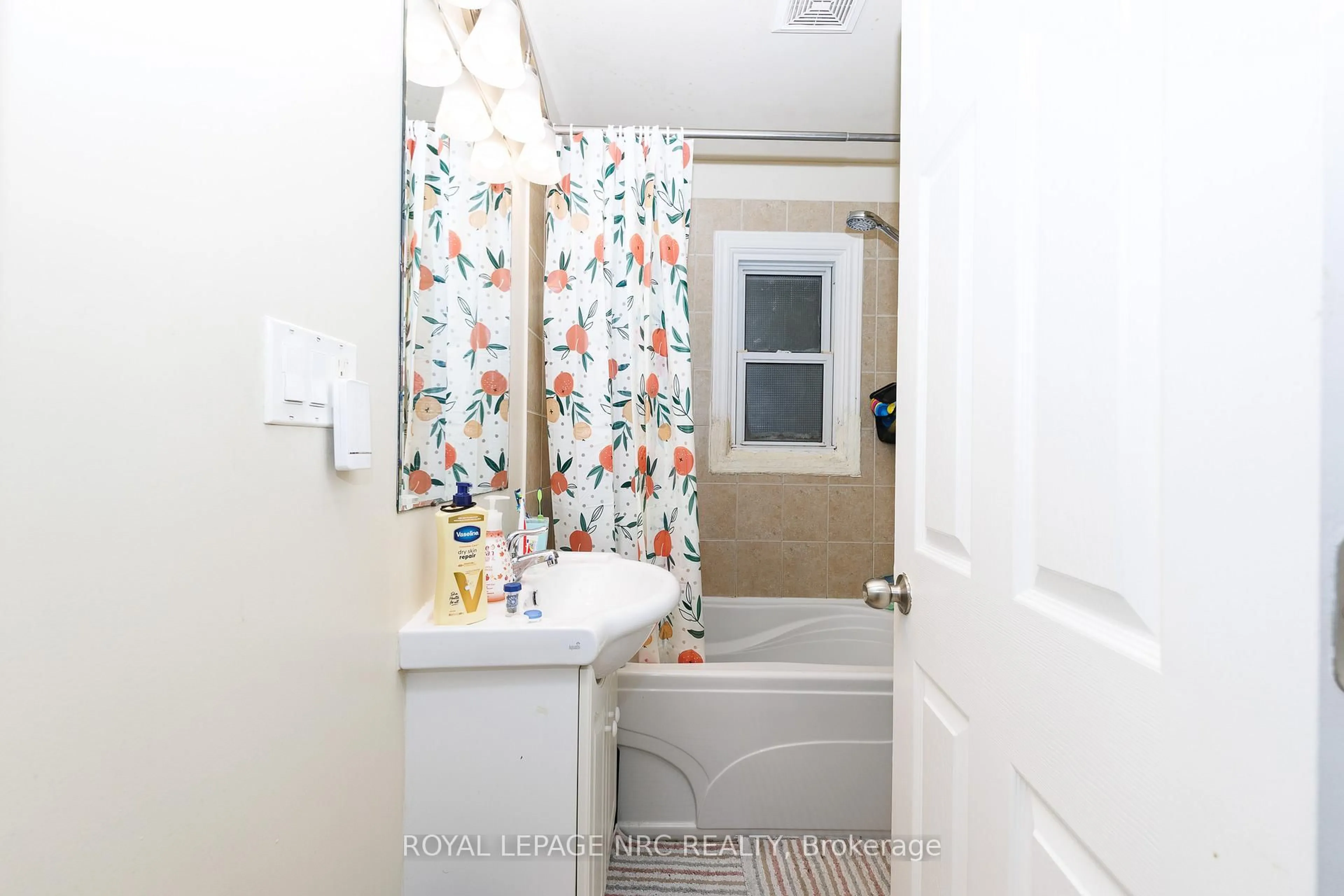 Standard bathroom, ceramic/tile floor for 14 Hilda St, St. Catharines Ontario L2S 1Z8
