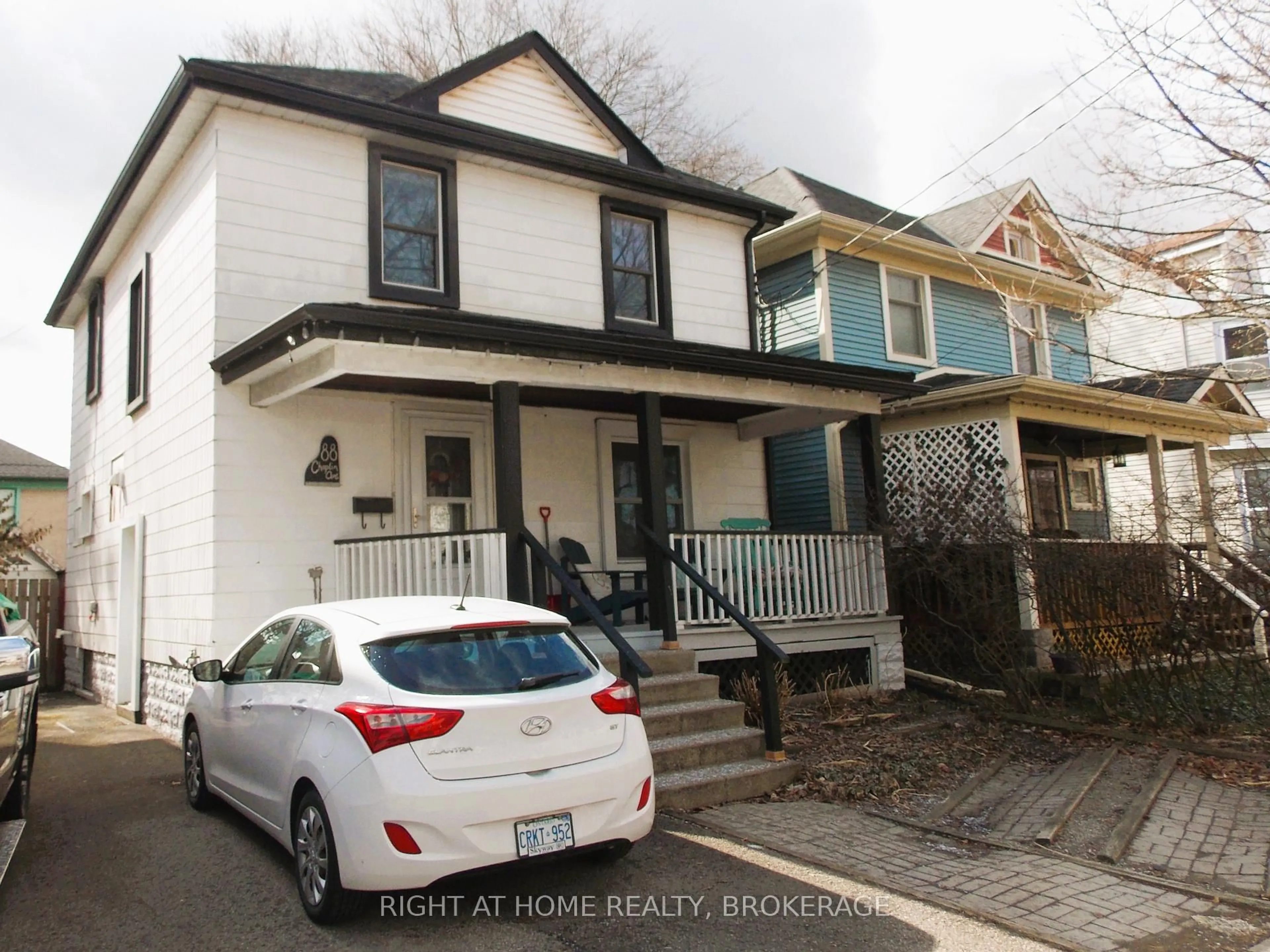 Home with vinyl exterior material, street for 88 Chaplin Ave, St. Catharines Ontario L2R 2E7