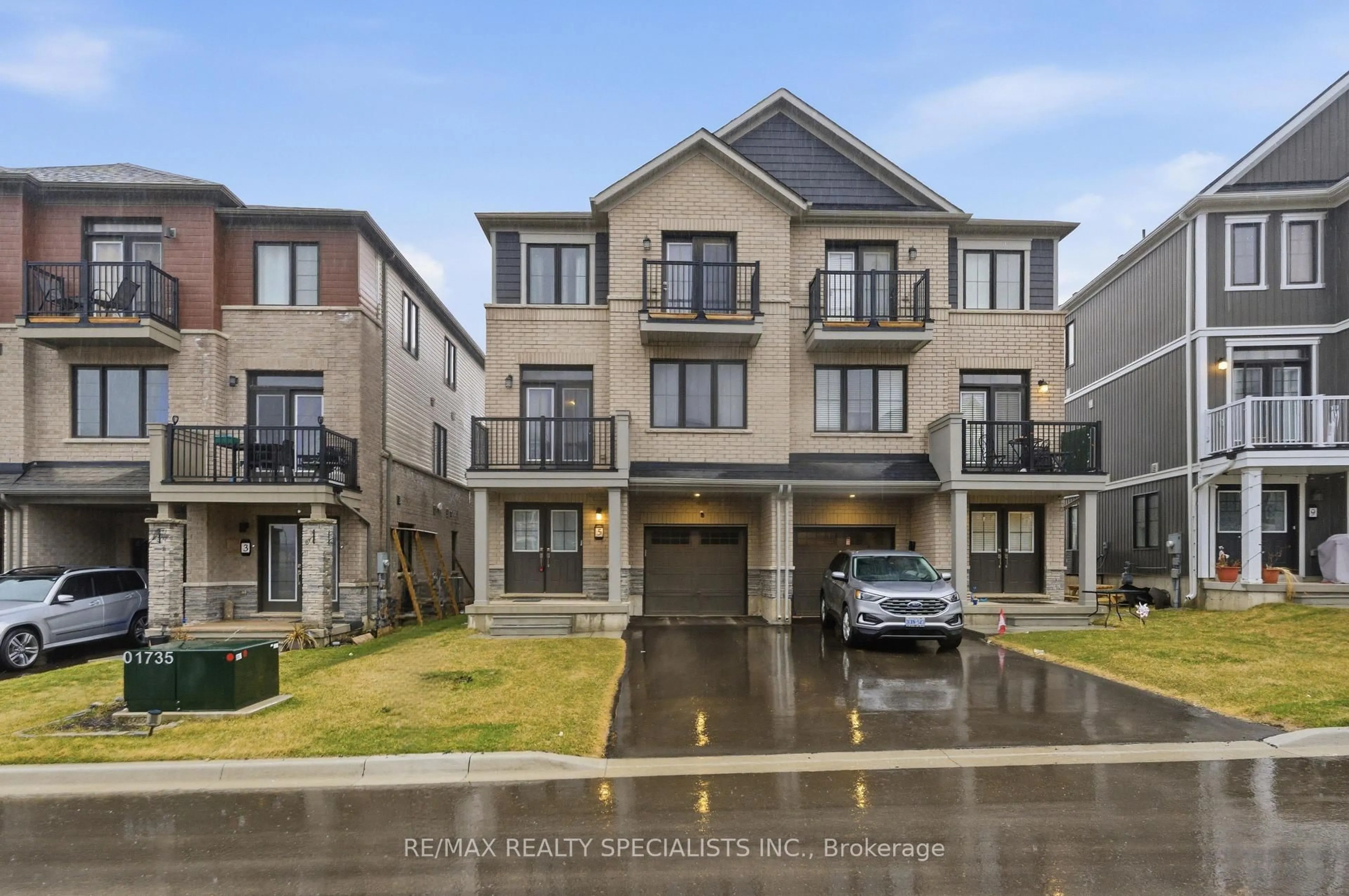 A pic from outside/outdoor area/front of a property/back of a property/a pic from drone, unknown for 5 Norwich Cres, Haldimand Ontario N3W 0J4