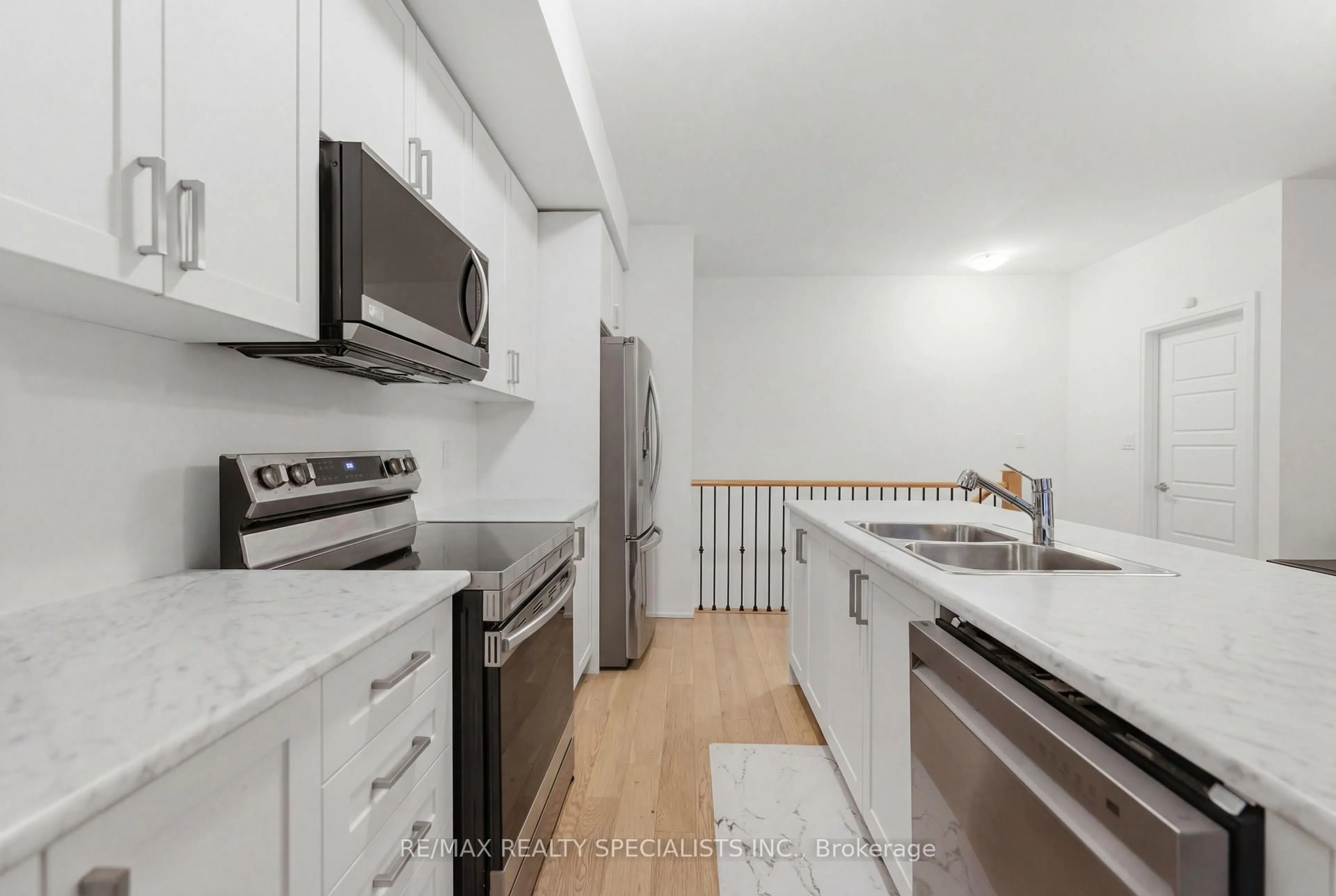 Standard kitchen, unknown for 5 Norwich Cres, Haldimand Ontario N3W 0J4