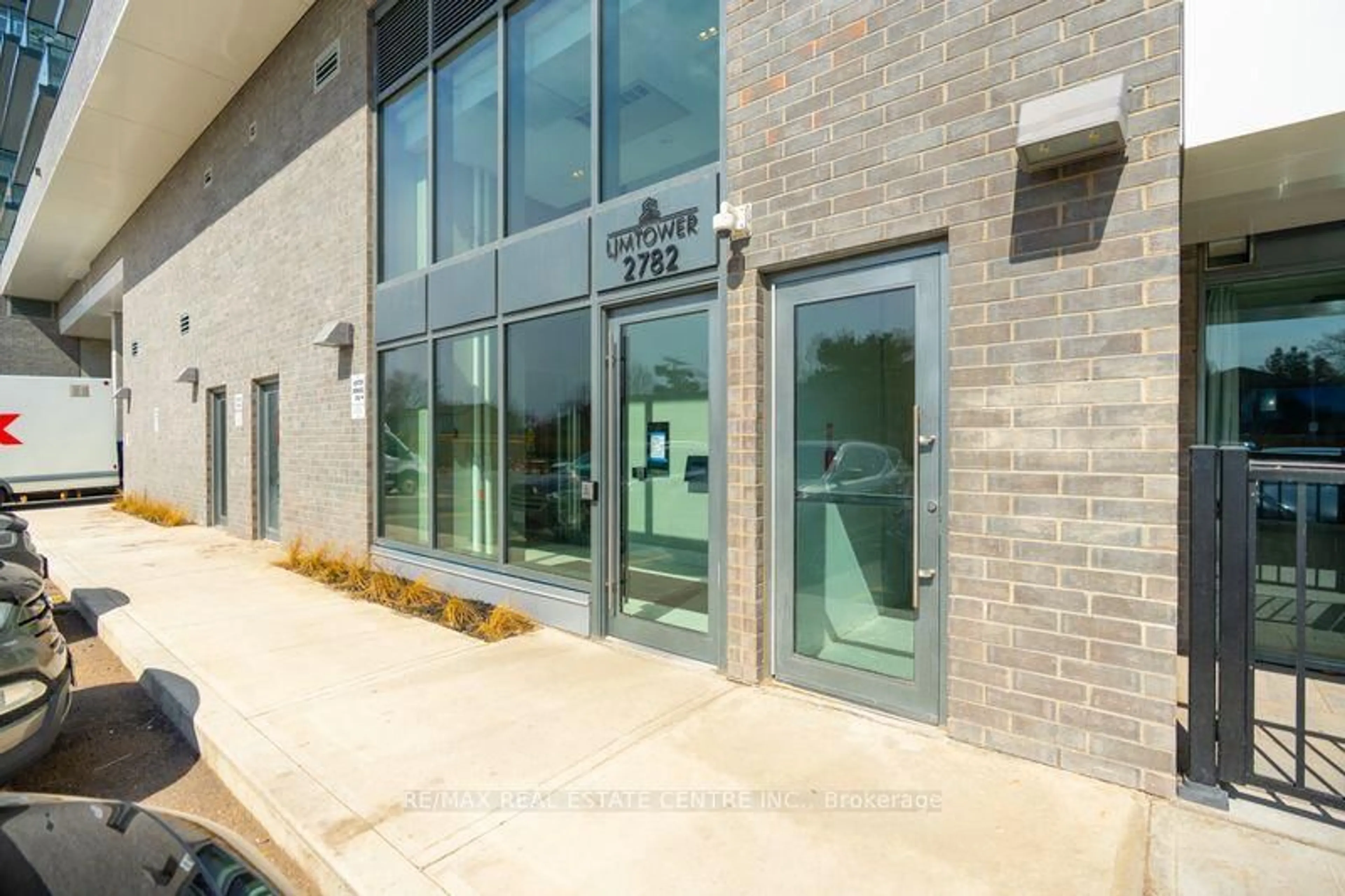 Indoor foyer for 2782 Barton St #201, Hamilton Ontario L8E 2J8