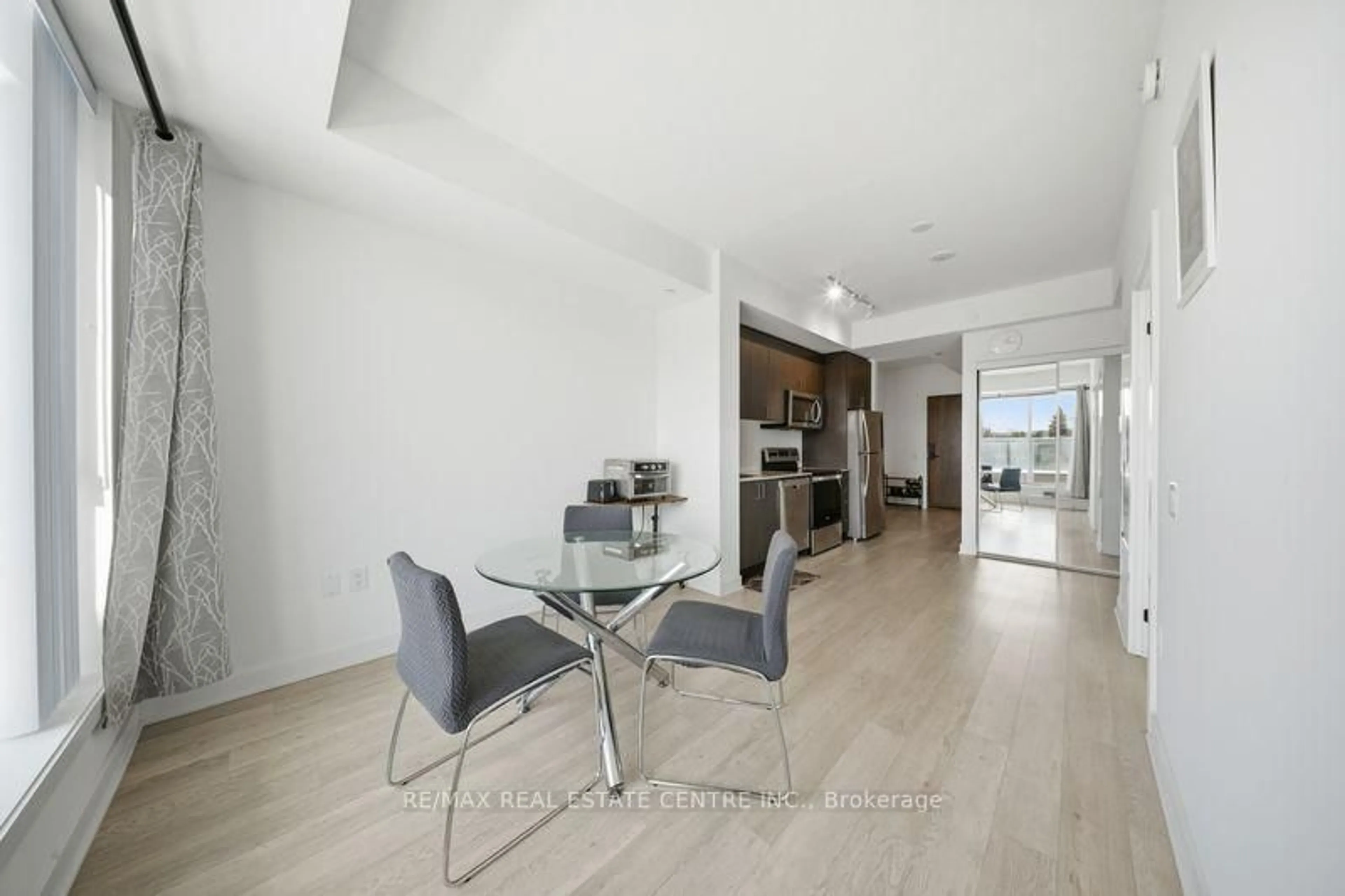 A pic of a room for 2782 Barton St #201, Hamilton Ontario L8E 2J8