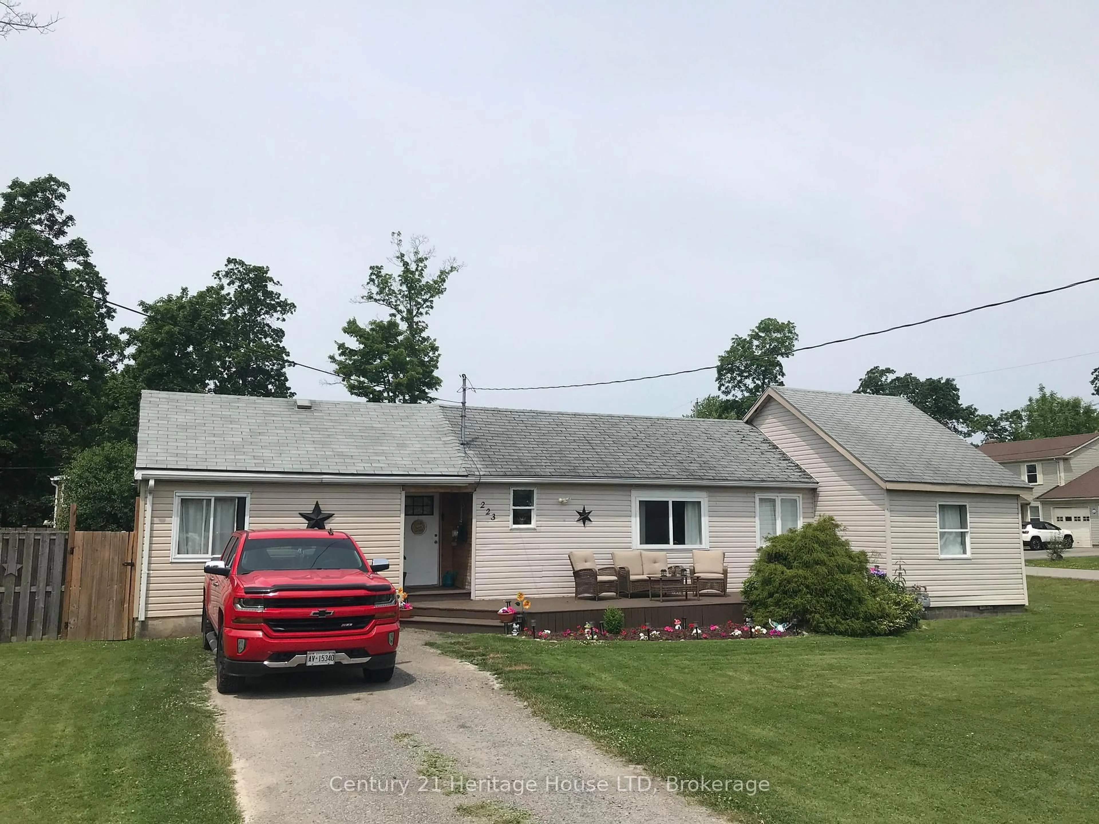 A pic from outside/outdoor area/front of a property/back of a property/a pic from drone, street for 223 Bernard Ave, Fort Erie Ontario L0S 1N0