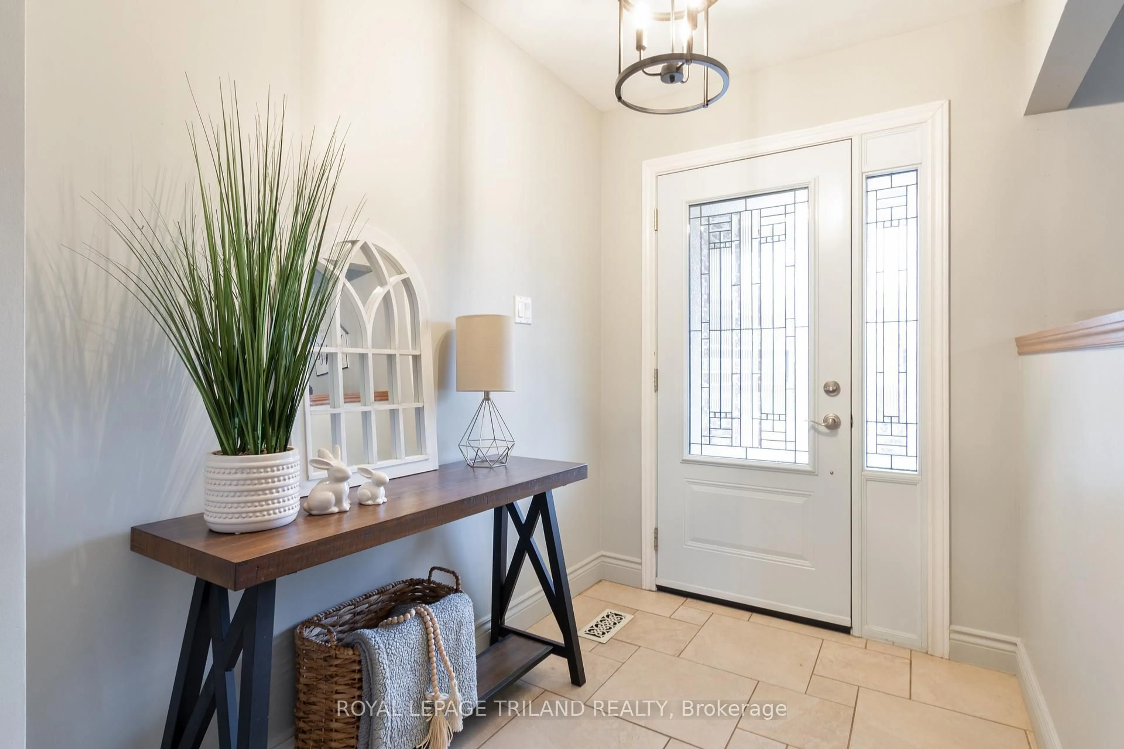 Indoor entryway for 379 Sherwood Ave, Central Elgin Ontario N0L 1B0