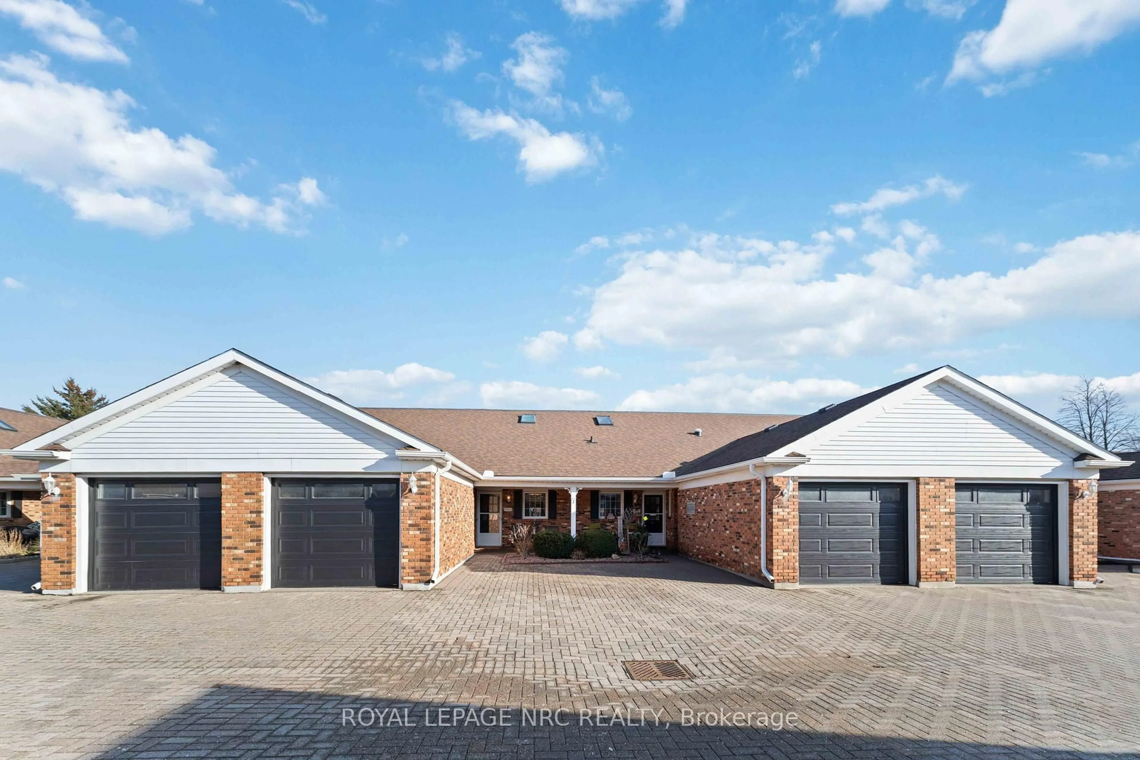 A pic from outside/outdoor area/front of a property/back of a property/a pic from drone, building for 4115 Apple Blossom Lane #8, Lincoln Ontario L0R 2C0