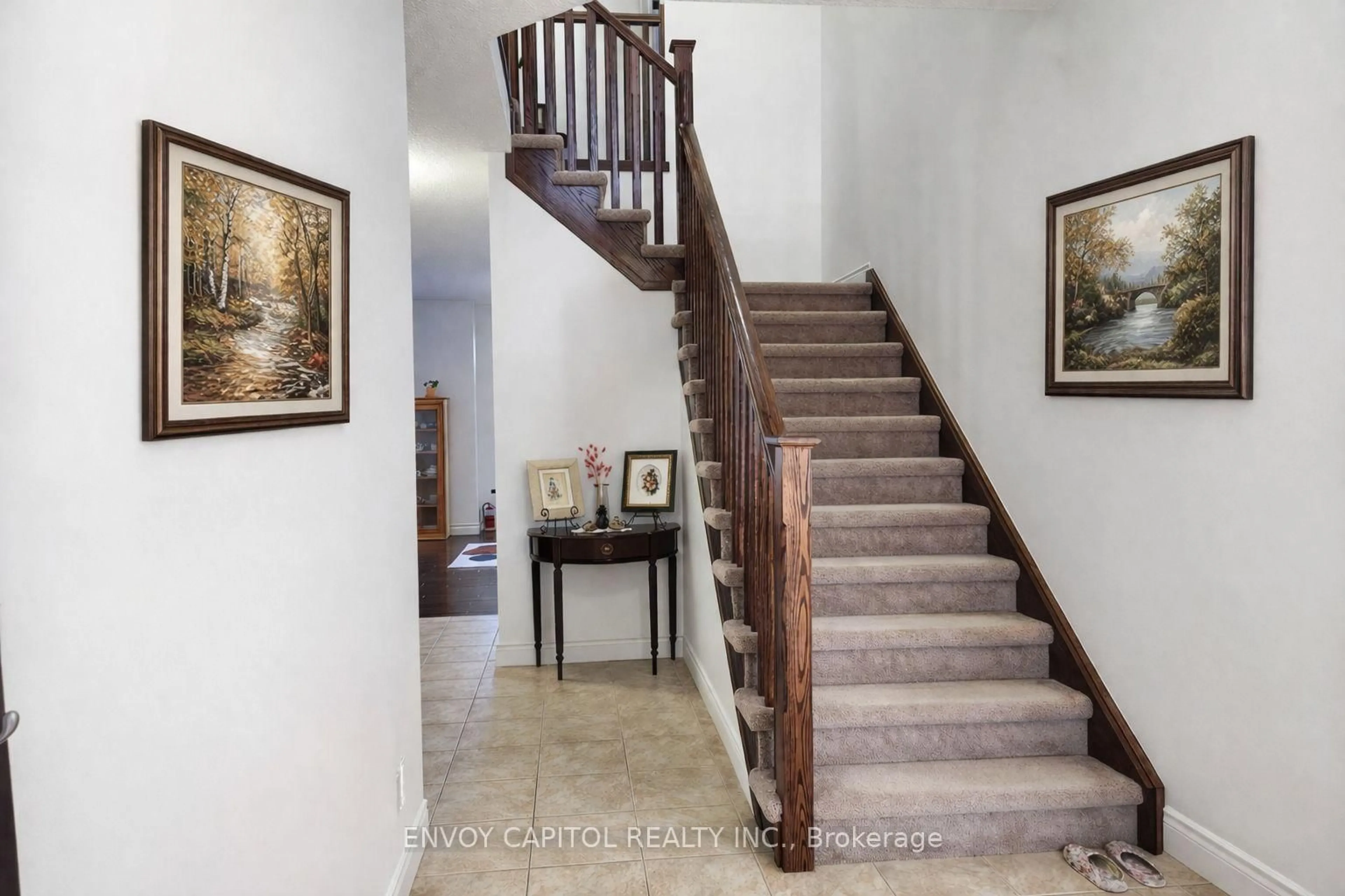 Indoor foyer for 402 Palamino Pl, Waterloo Ontario N2K 4K5