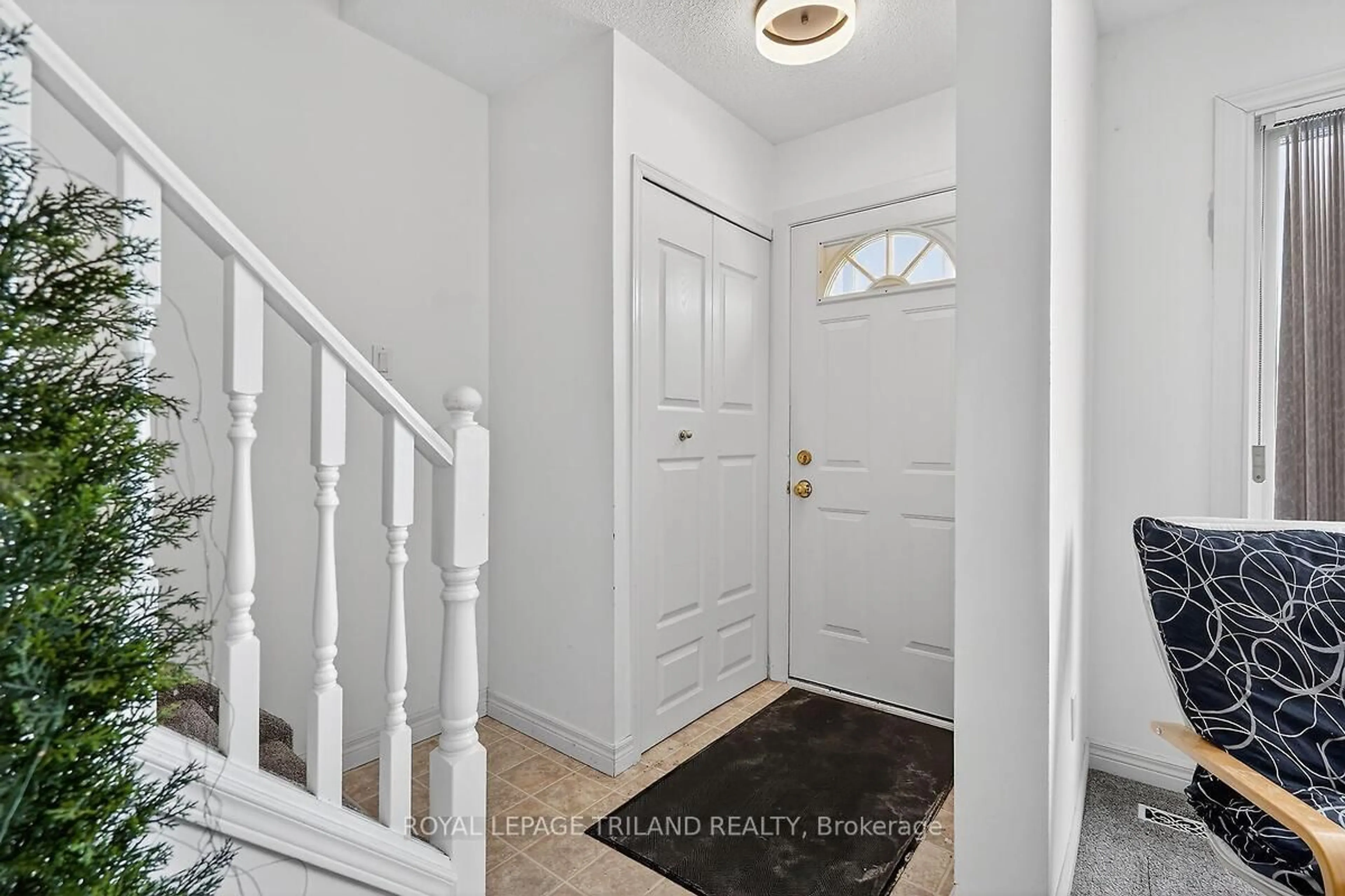 Indoor entryway for 1095 Jalna Blvd #11, London South Ontario N6E 2Y7